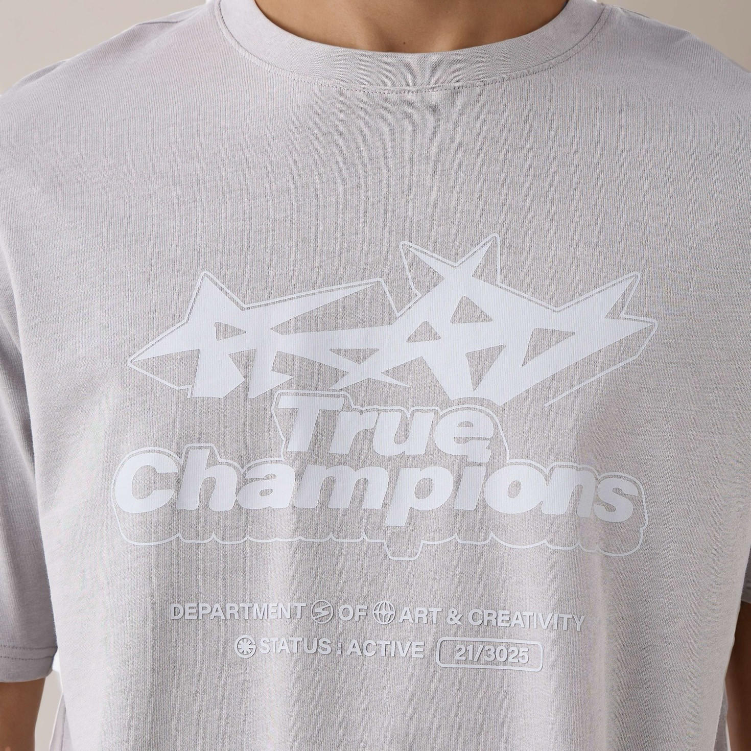 تيشيرت بقصة مريحة وطبعات وياقة ضيقة وأكمام قصيرة للرجال-men-clothing-tshirtsandpolos-tshirts-image-5
