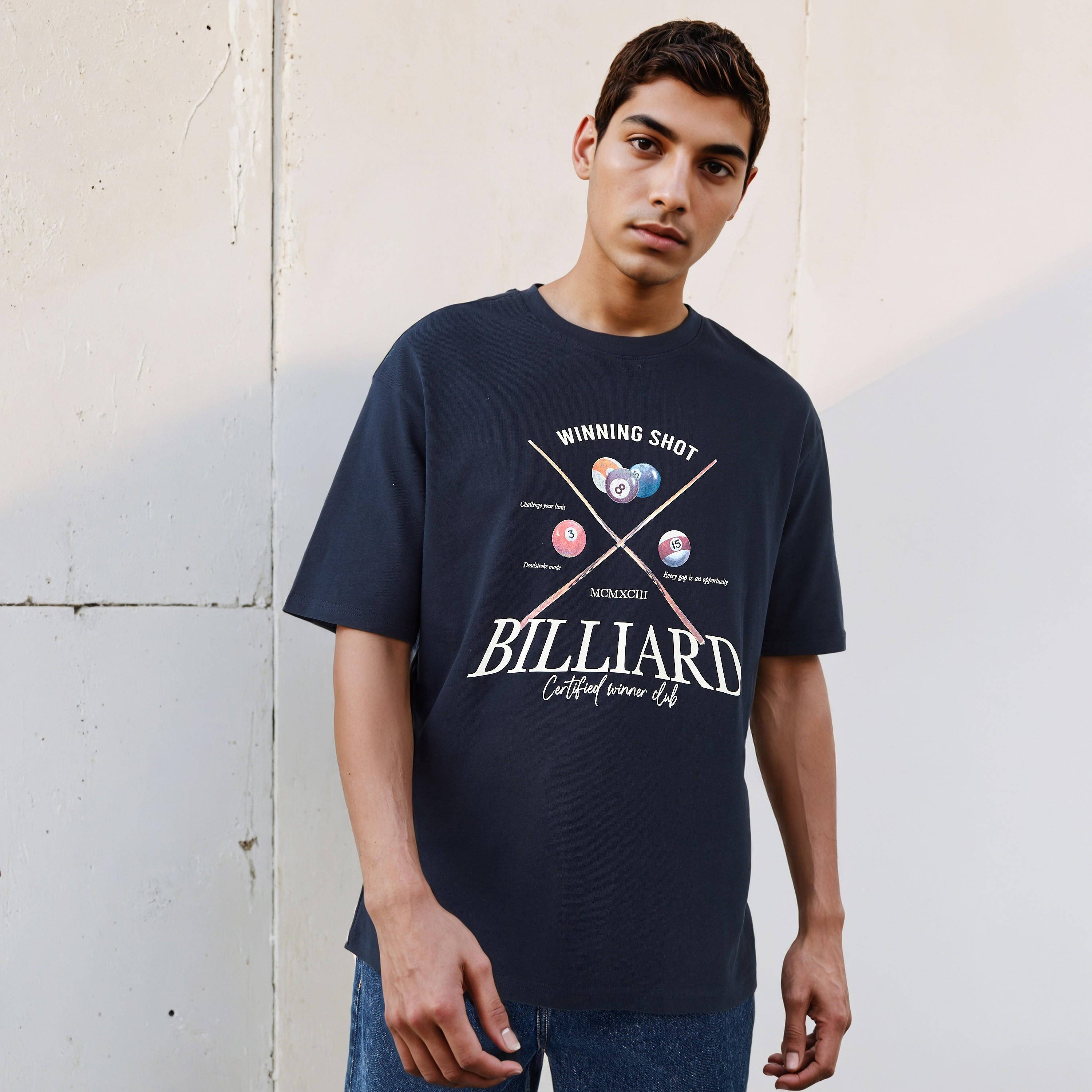 تيشيرت بأكمام قصيرة وياقة ضيقة وقصة مريحة وطبعات للرجال-men-clothing-tshirtsandpolos-tshirts-image-1