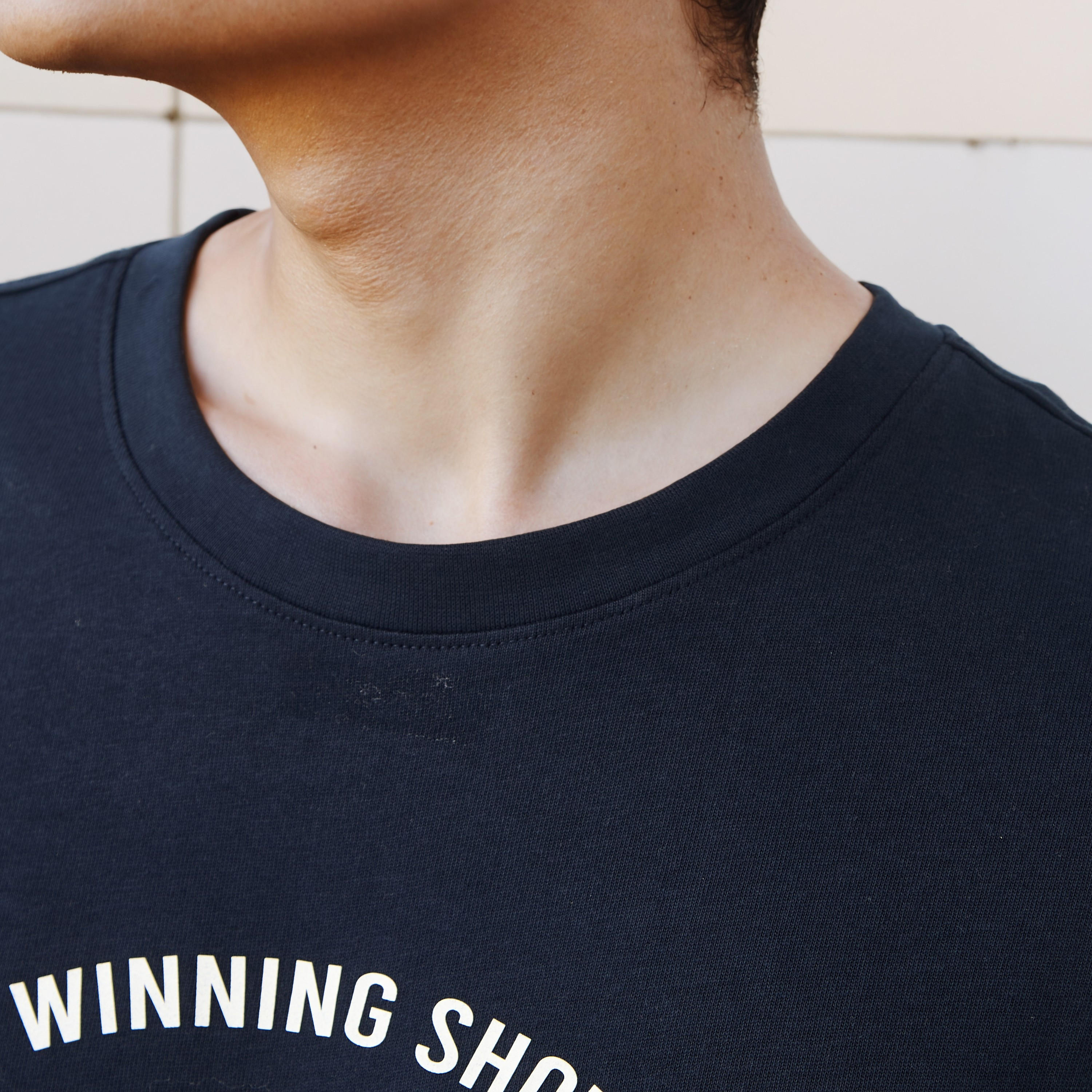 تيشيرت بأكمام قصيرة وياقة ضيقة وقصة مريحة وطبعات للرجال-men-clothing-tshirtsandpolos-tshirts-image-5