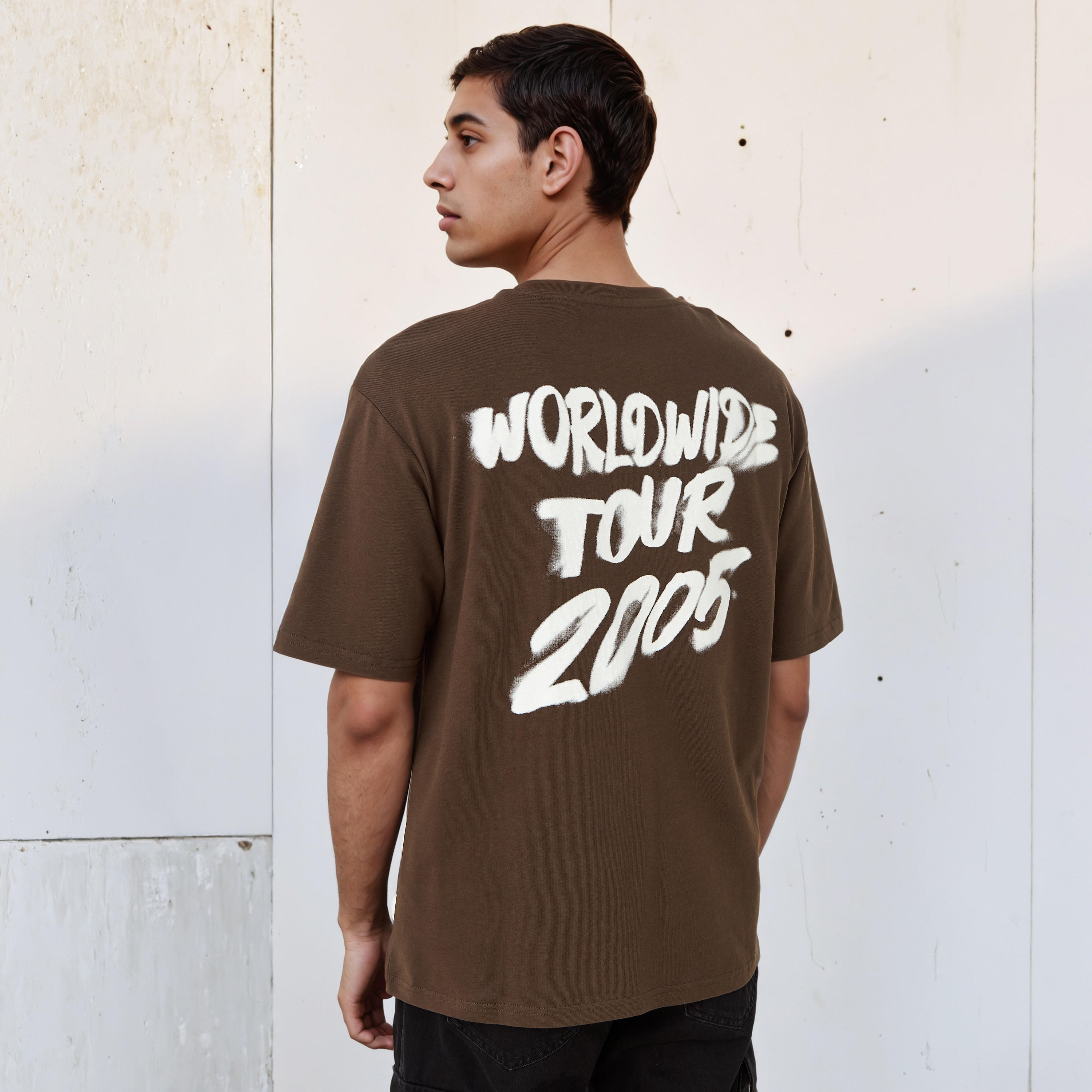 تيشيرت رجالي بقصة مريحة وطبعات وأكمام قصيرة وياقة ضيقة-men-clothing-tshirtsandpolos-tshirts-image-1