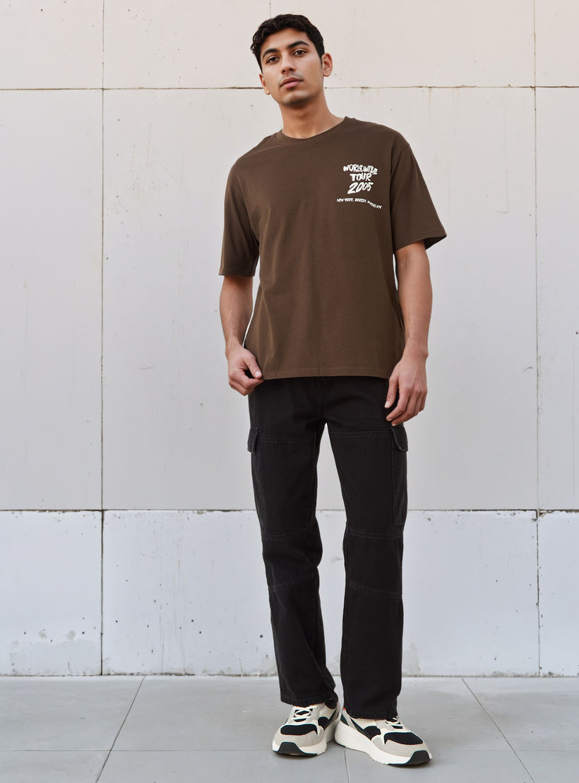 تيشيرت رجالي بقصة مريحة وطبعات وأكمام قصيرة وياقة ضيقة-men-clothing-tshirtsandpolos-tshirts-image-2