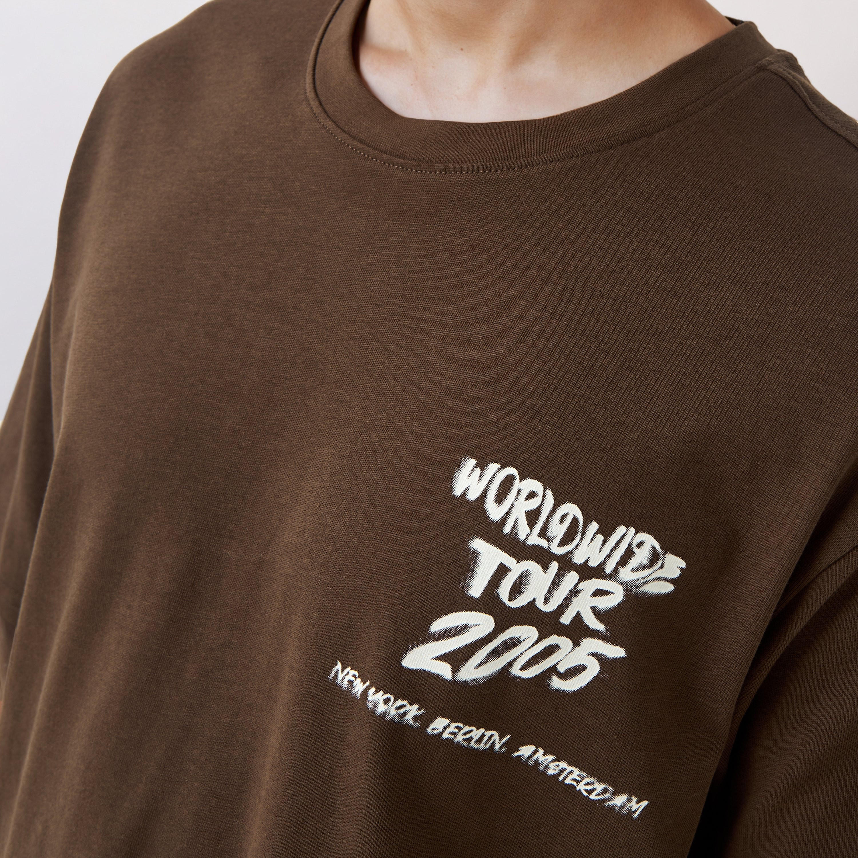 تيشيرت رجالي بقصة مريحة وطبعات وأكمام قصيرة وياقة ضيقة-men-clothing-tshirtsandpolos-tshirts-image-4