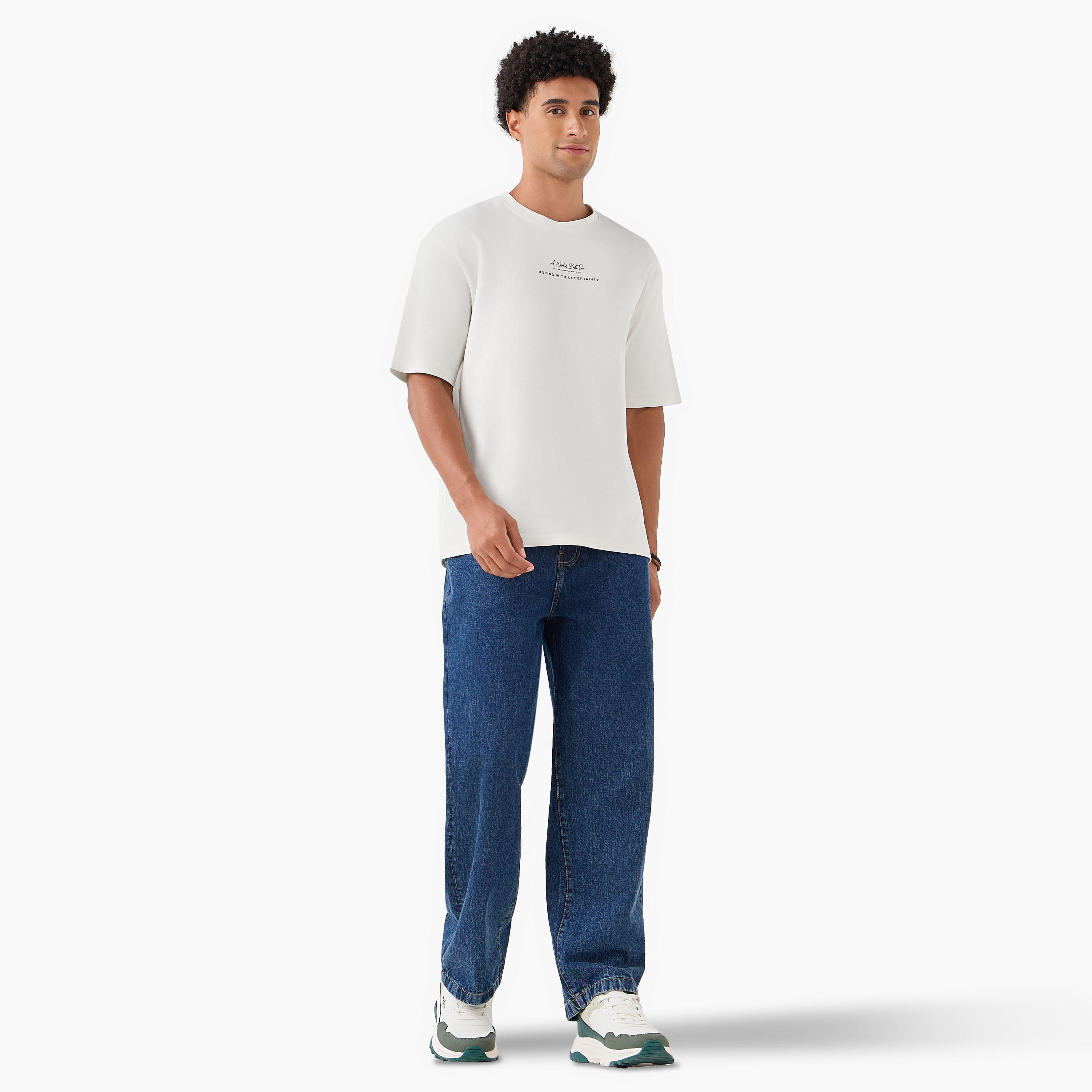 تيشيرت بقصة عادية وياقة ضيقة وأكمام قصيرة وطبعات للرجال-men-clothing-tshirtsandpolos-tshirts-image-2