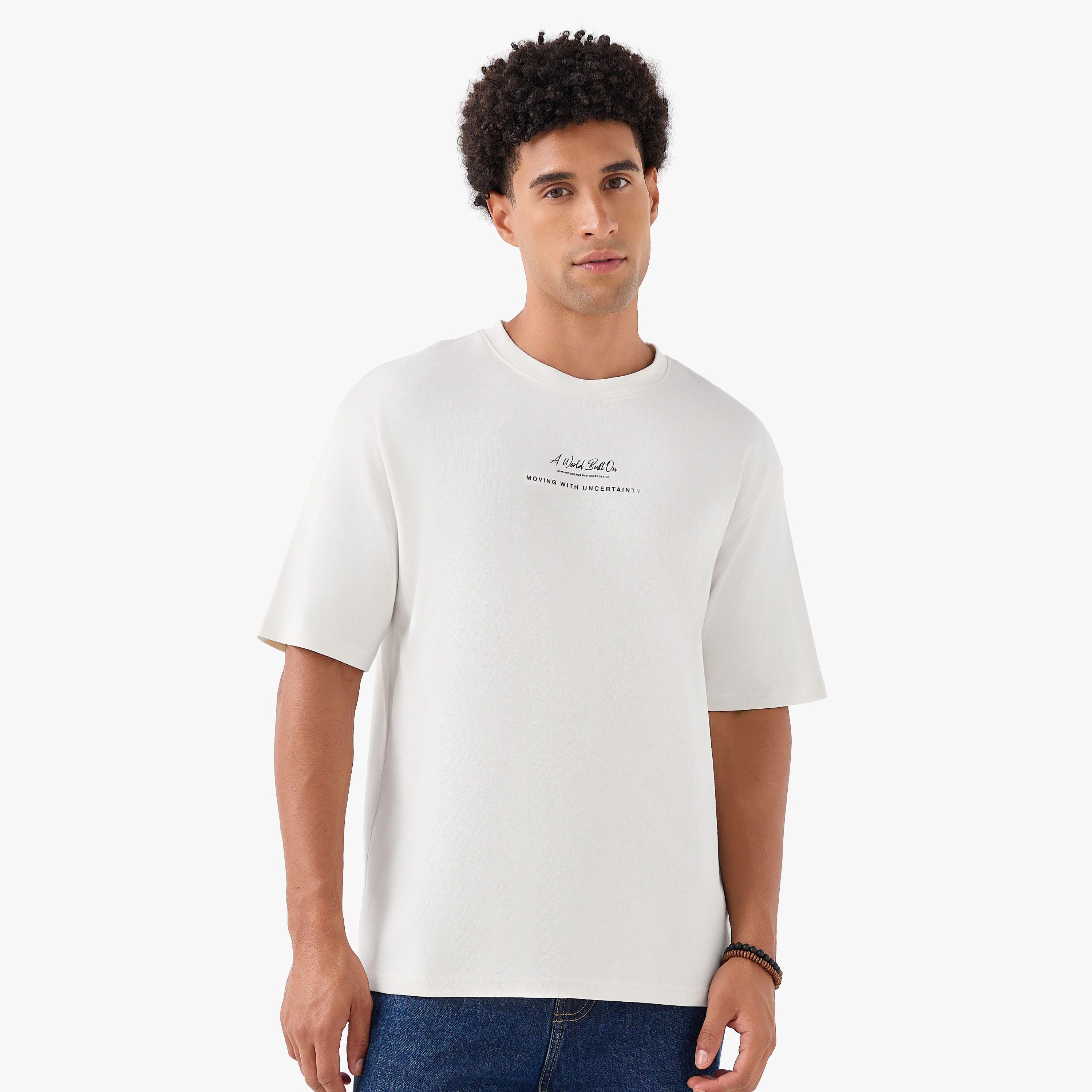 تيشيرت بقصة عادية وياقة ضيقة وأكمام قصيرة وطبعات للرجال-men-clothing-tshirtsandpolos-tshirts-image-3