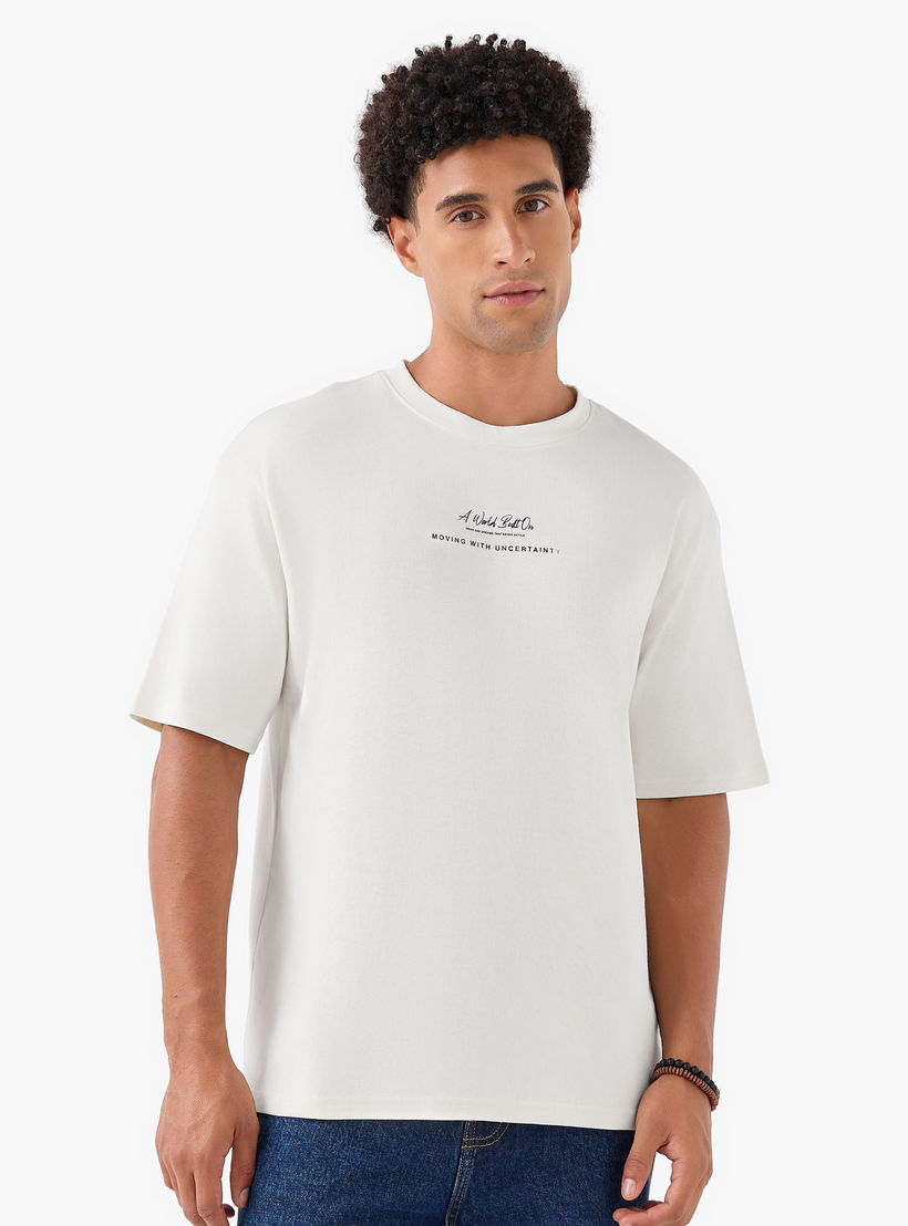 تيشيرت بقصة عادية وياقة ضيقة وأكمام قصيرة وطبعات للرجال-men-clothing-tshirtsandpolos-tshirts-image-3