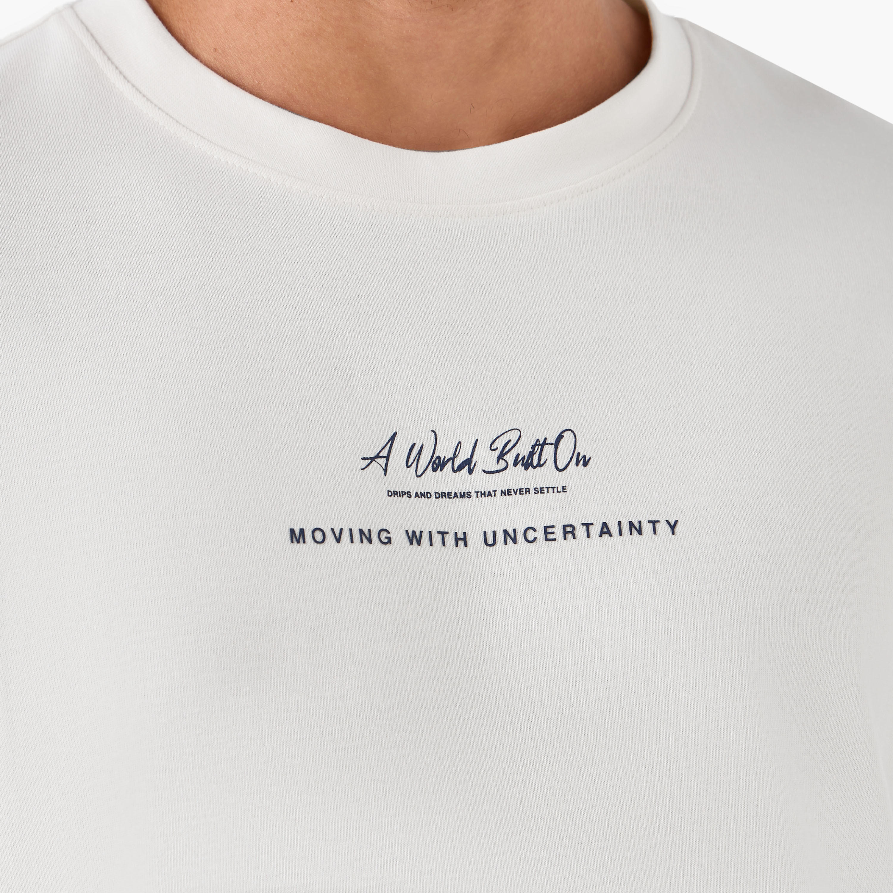 تيشيرت بقصة عادية وياقة ضيقة وأكمام قصيرة وطبعات للرجال-men-clothing-tshirtsandpolos-tshirts-image-4
