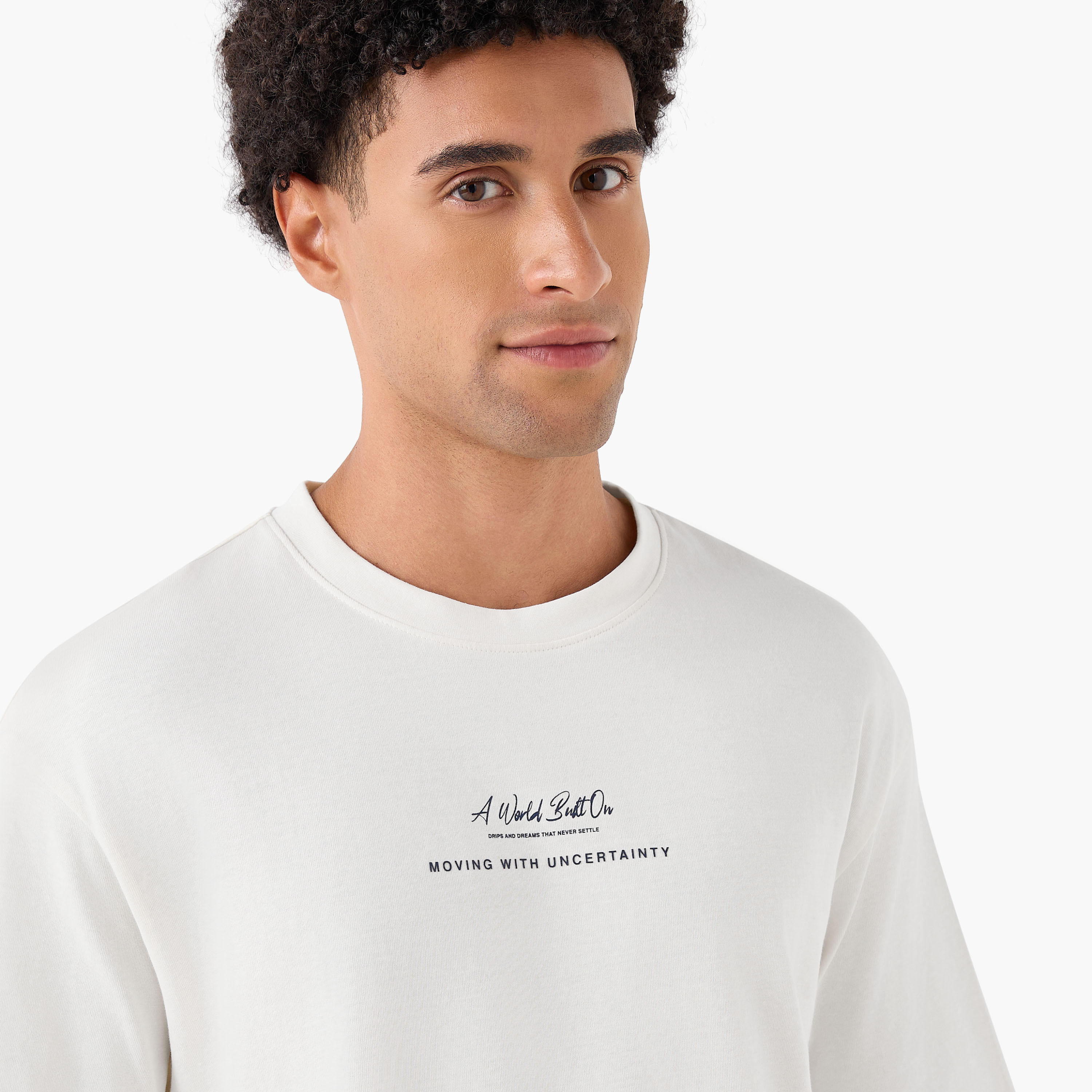 تيشيرت بقصة عادية وياقة ضيقة وأكمام قصيرة وطبعات للرجال-men-clothing-tshirtsandpolos-tshirts-image-6