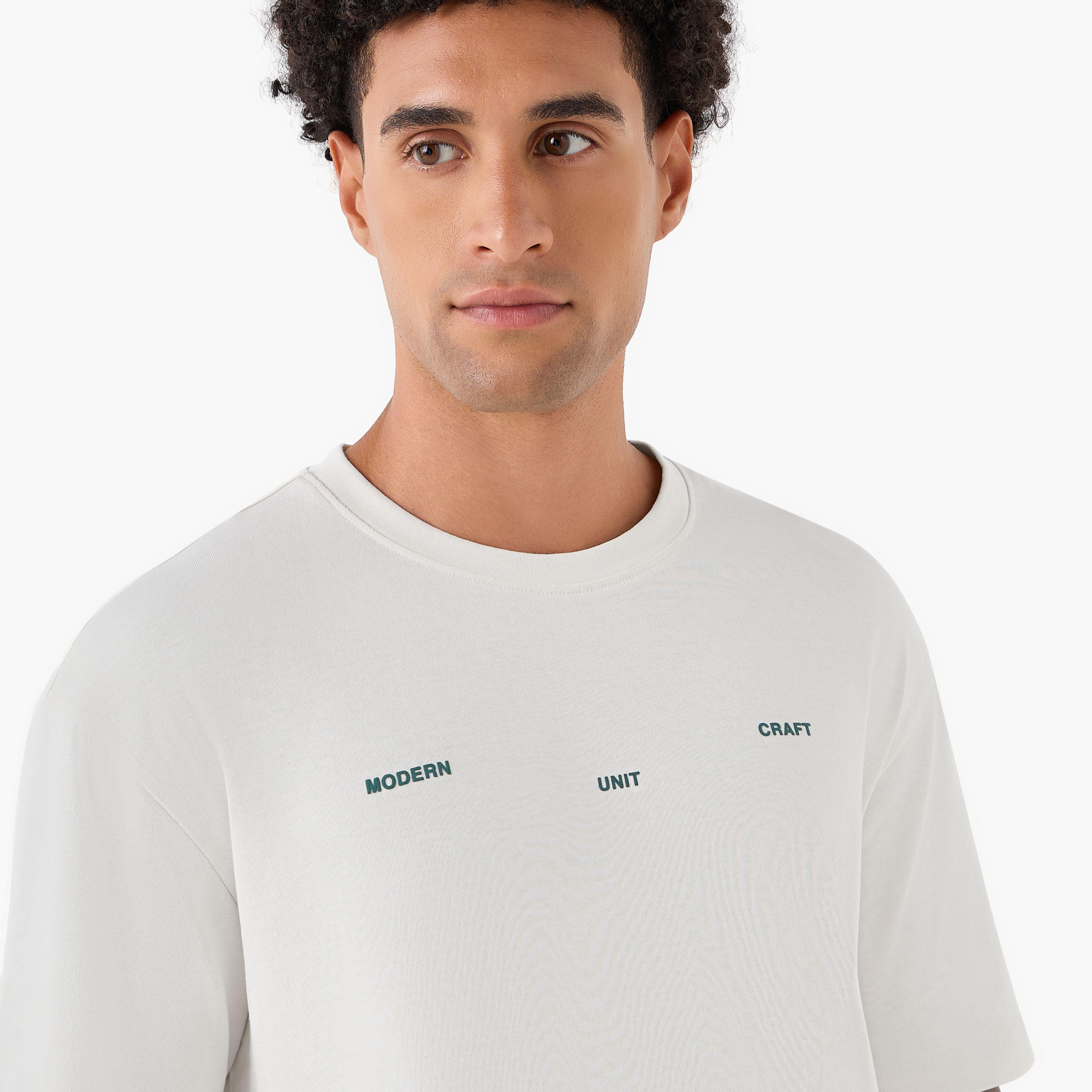 تيشيرت رجالي بقصة عادية وياقة ضيقة وأكمام قصيرة وطبعات-men-clothing-tshirtsandpolos-tshirts-image-5