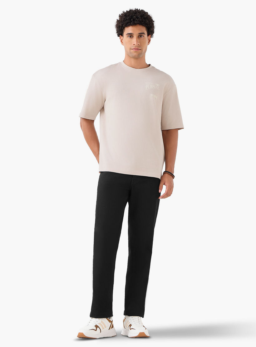 تيشيرت بقصّة عادية وياقة ضيقة وأكمام طويلة وطبعات جرافيك للرجال-men-clothing-tshirtsandpolos-tshirts-image-2