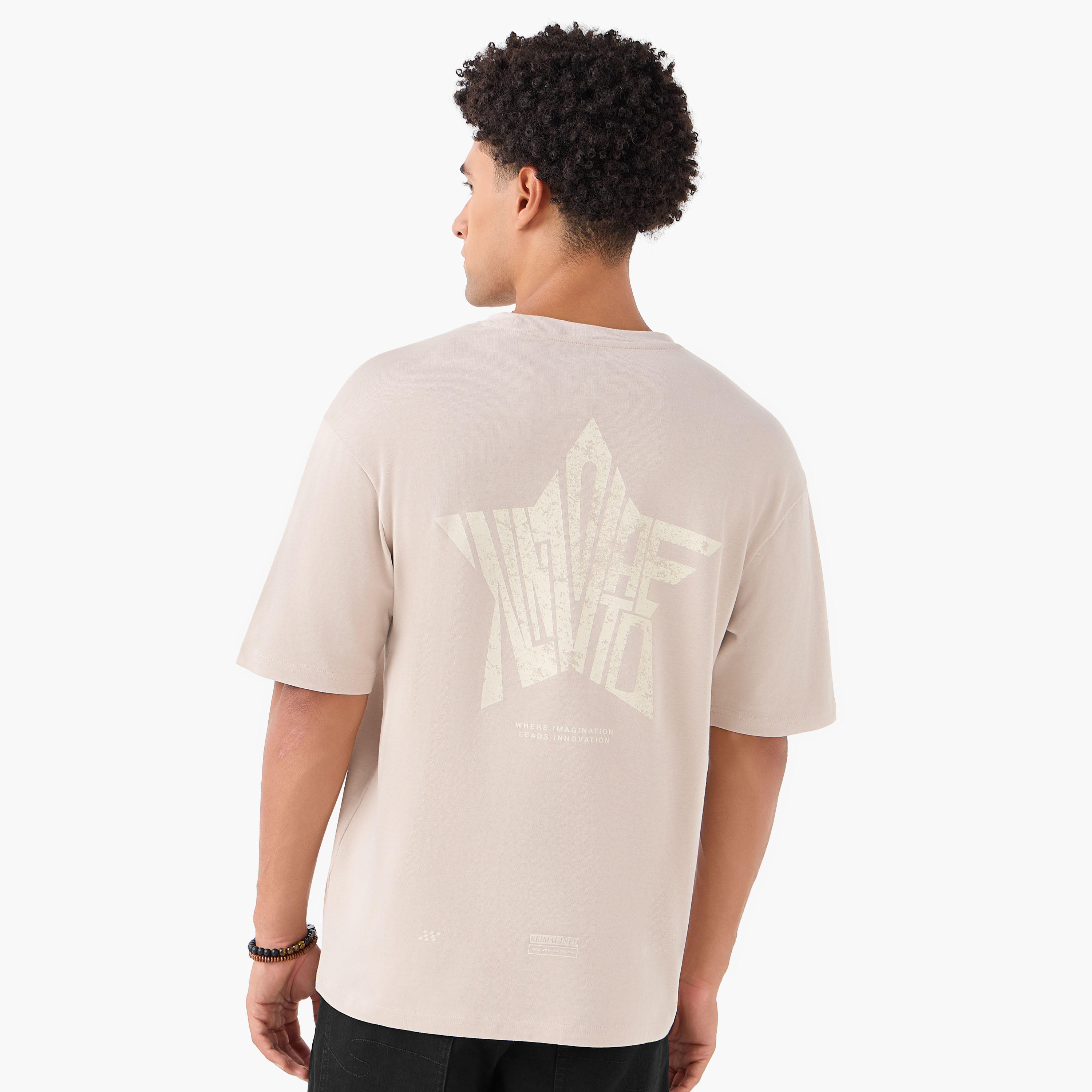 تيشيرت بقصّة عادية وياقة ضيقة وأكمام طويلة وطبعات جرافيك للرجال-men-clothing-tshirtsandpolos-tshirts-image-3