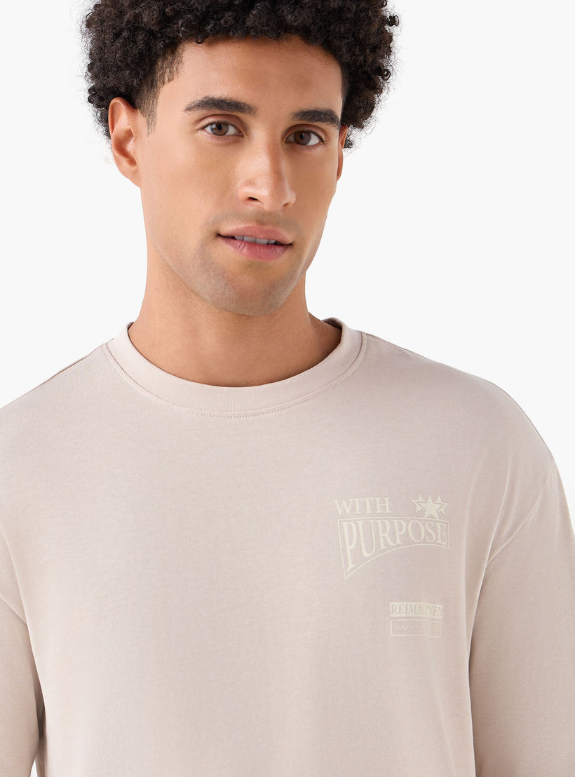 تيشيرت بقصّة عادية وياقة ضيقة وأكمام طويلة وطبعات جرافيك للرجال-men-clothing-tshirtsandpolos-tshirts-image-5