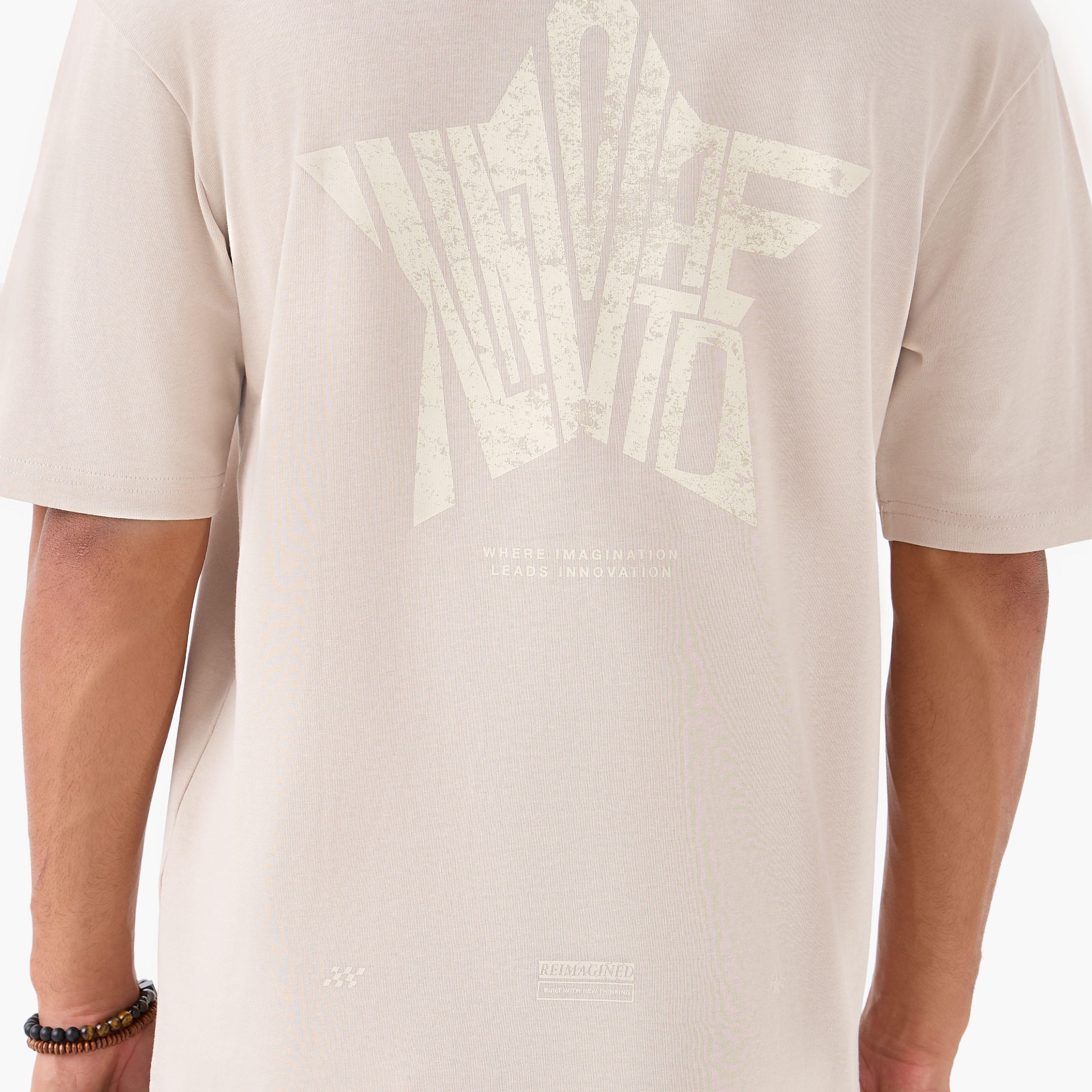 تيشيرت بقصّة عادية وياقة ضيقة وأكمام طويلة وطبعات جرافيك للرجال-men-clothing-tshirtsandpolos-tshirts-image-6