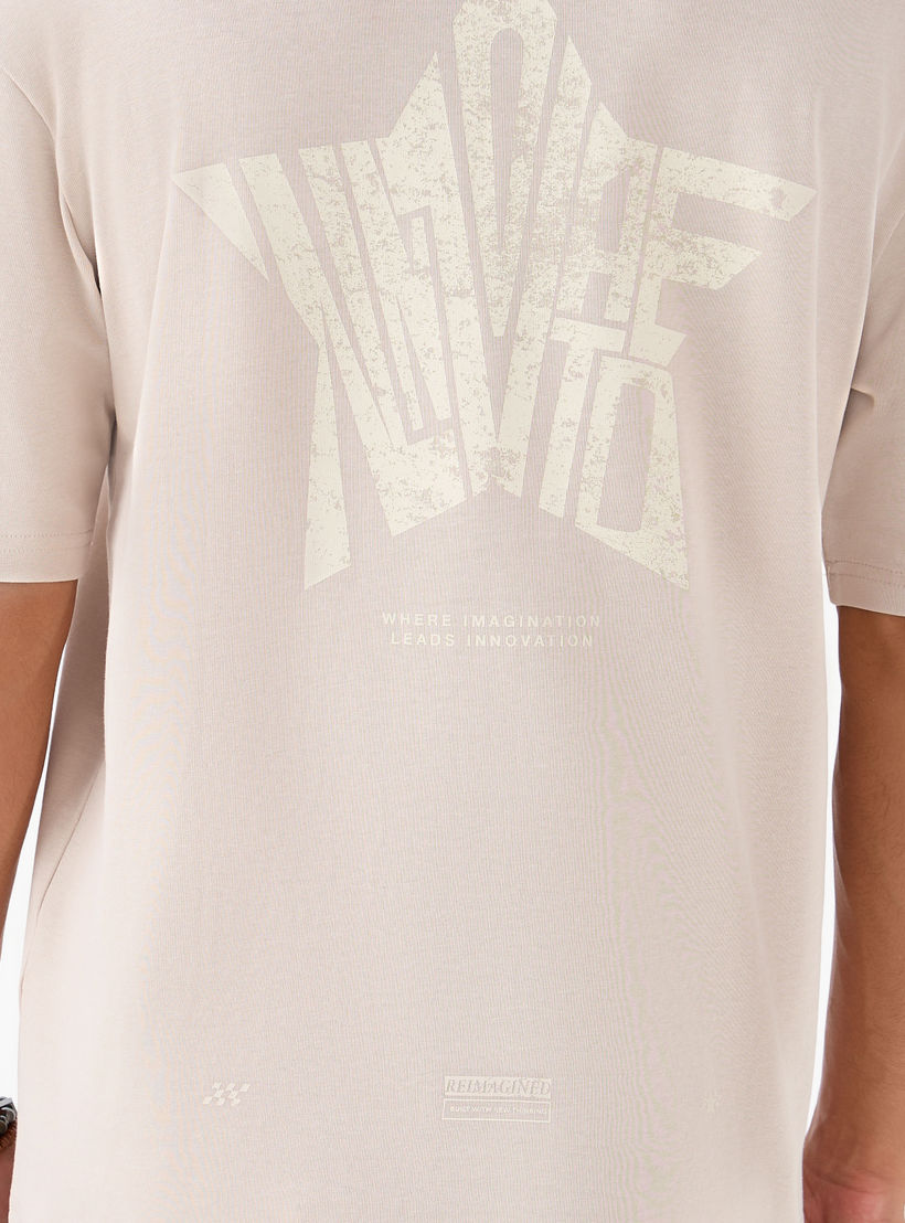 تيشيرت بقصّة عادية وياقة ضيقة وأكمام طويلة وطبعات جرافيك للرجال-men-clothing-tshirtsandpolos-tshirts-image-6