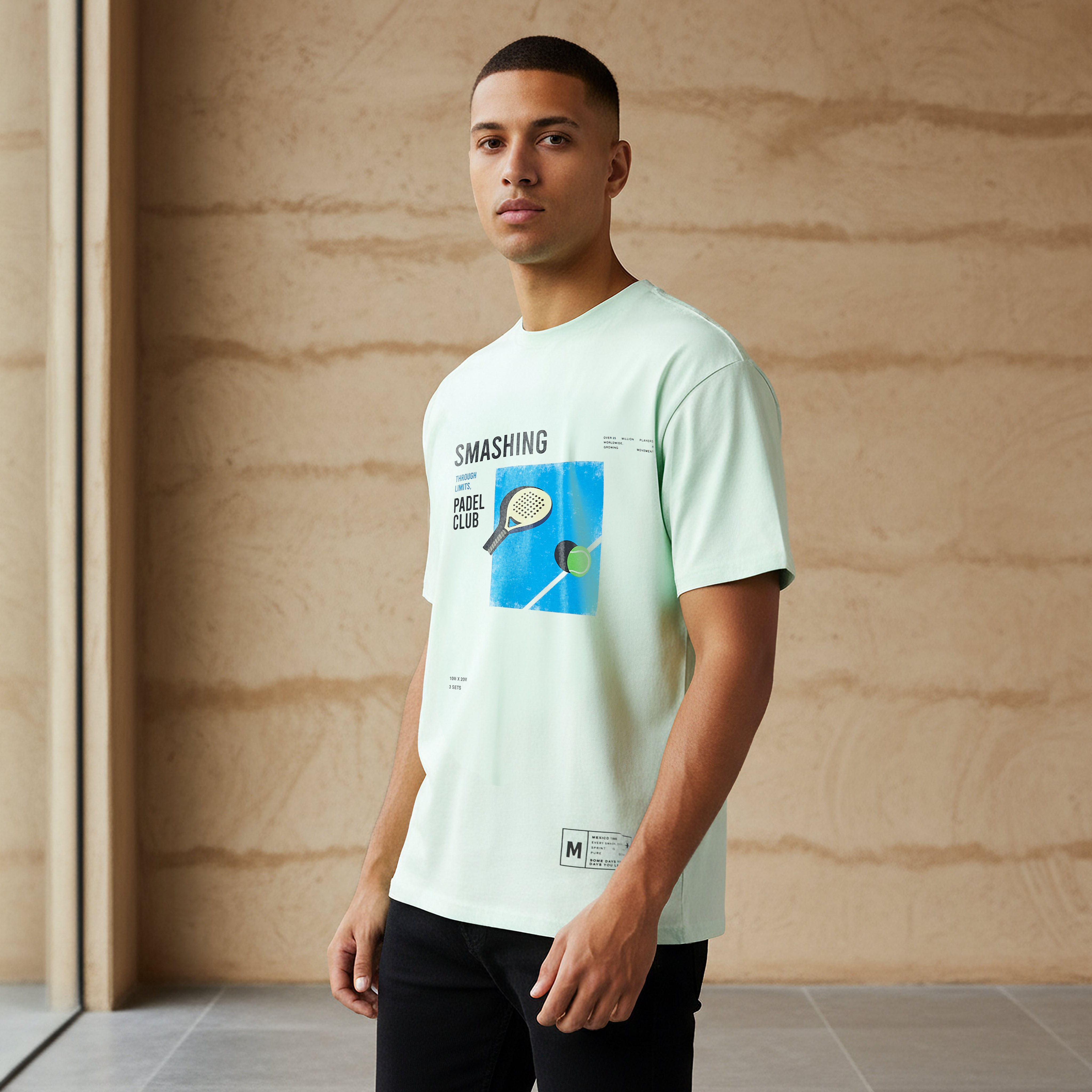 تيشيرت بقصّة عادية وياقة ضيقة وأكمام قصيرة وطبعات للرجال-men-clothing-tshirtsandpolos-tshirts-image-1