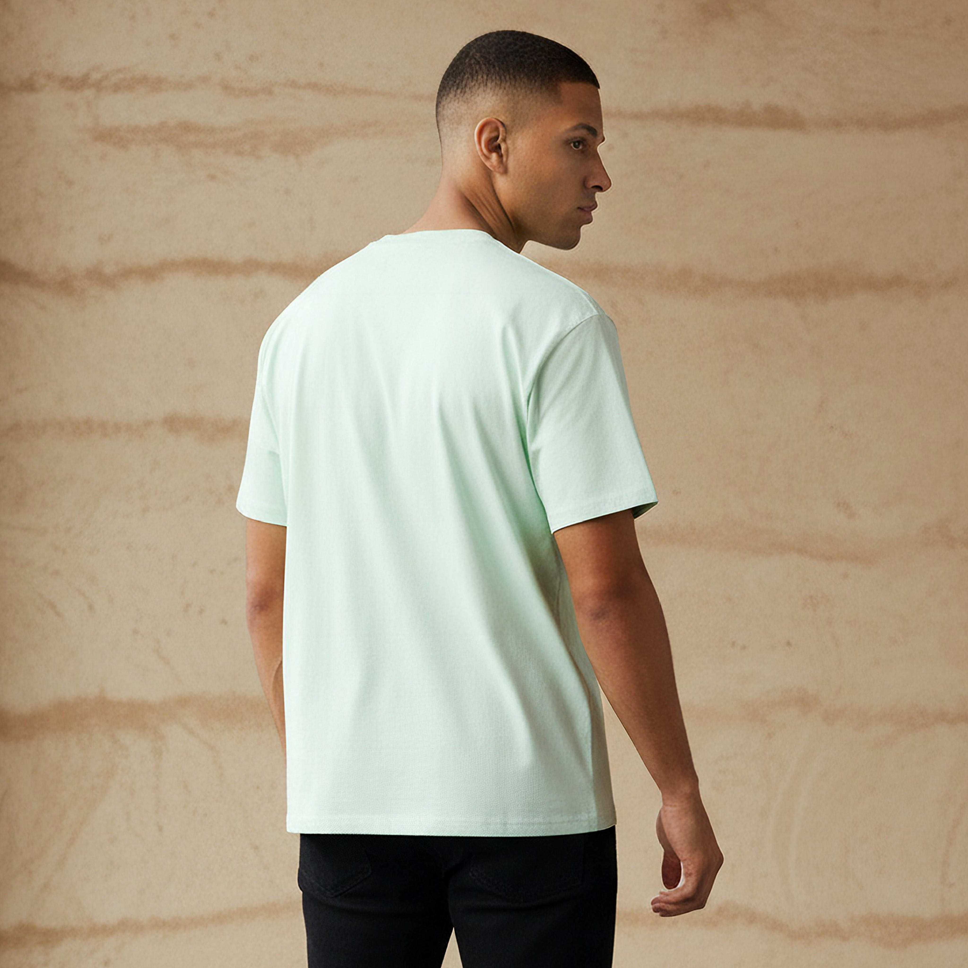تيشيرت بقصّة عادية وياقة ضيقة وأكمام قصيرة وطبعات للرجال-men-clothing-tshirtsandpolos-tshirts-image-3