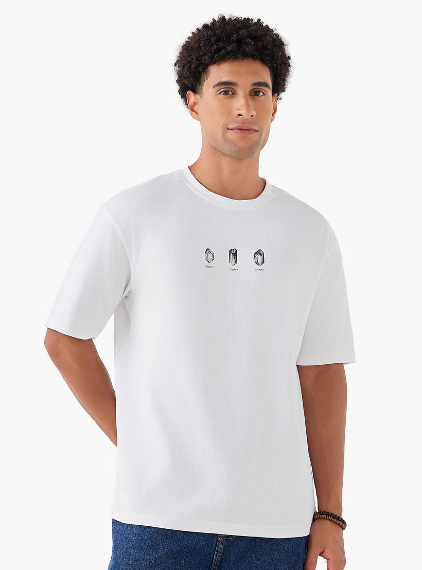 تيشيرت بقصّة عاديّة بياقة ضيقة وأكمام قصيرة بطبعات جرافيك للرجال-men-clothing-tshirtsandpolos-tshirts-image-3