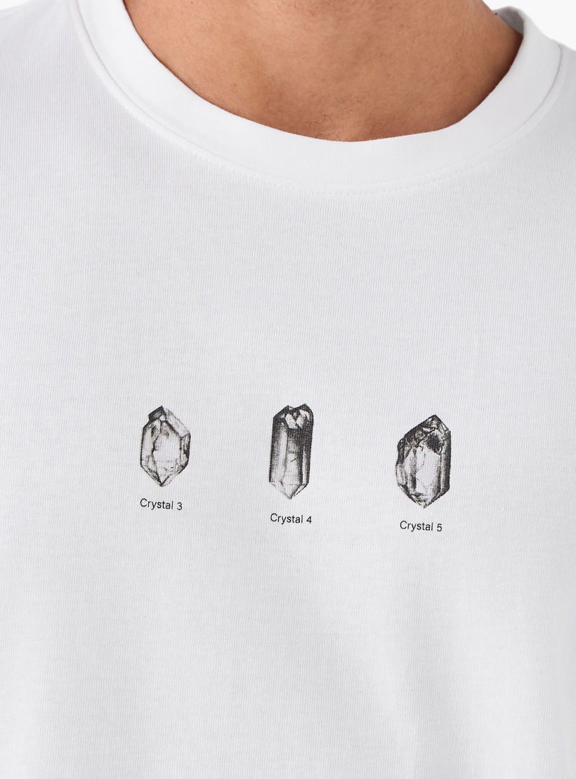 تيشيرت بقصّة عاديّة بياقة ضيقة وأكمام قصيرة بطبعات جرافيك للرجال-men-clothing-tshirtsandpolos-tshirts-image-5