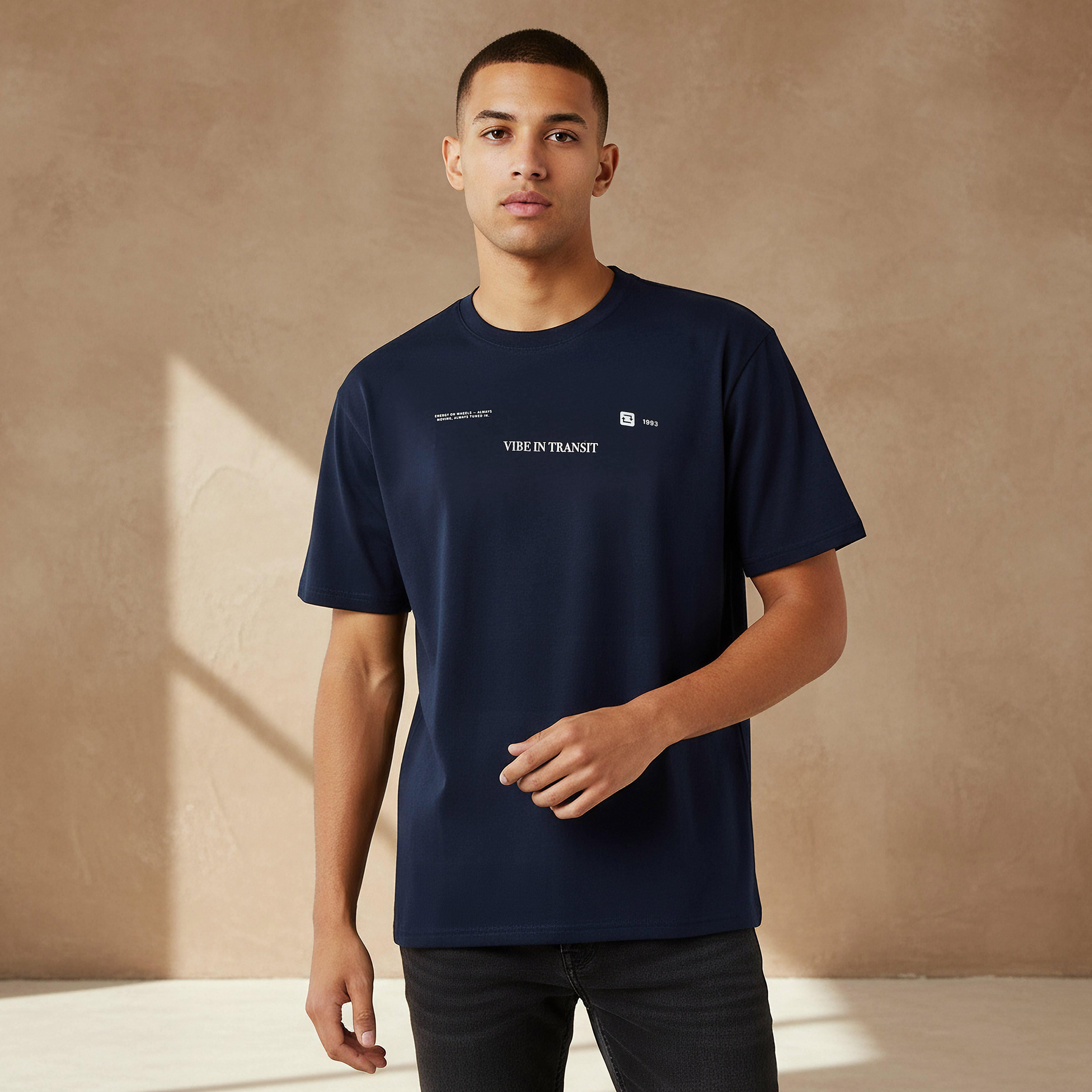 تيشيرت بقصة عادية وياقة ضيقة وأكمام قصيرة وطبعات للرجال-men-clothing-tshirtsandpolos-tshirts-image-1