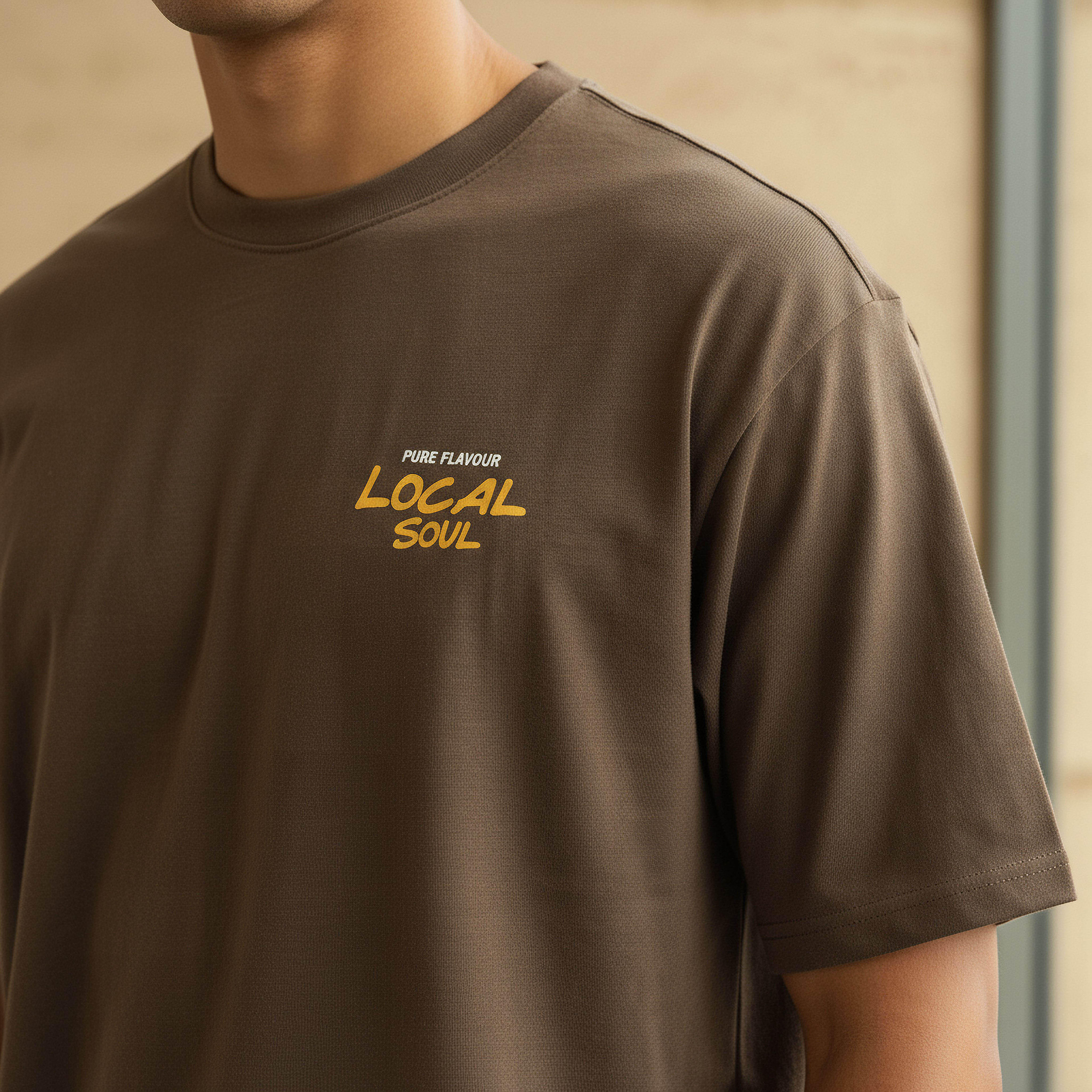 تيشيرت بقصّة عادية وياقة ضيقة وأكمام قصيرة وطبعات للرجال-men-clothing-tshirtsandpolos-tshirts-image-2