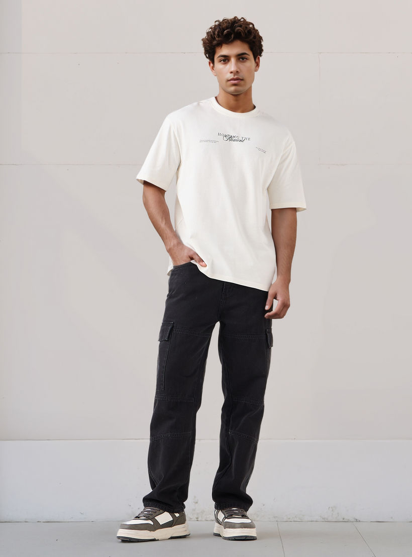 تيشيرت بقصّة عادية وياقة ضيقة وأكمام قصيرة وطبعات جرافيك للرجال-men-clothing-tshirtsandpolos-tshirts-image-2