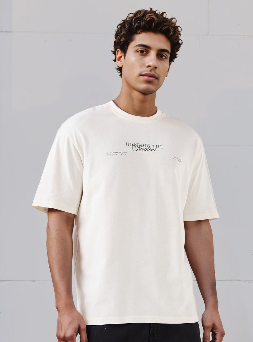 تيشيرت بقصّة عادية وياقة ضيقة وأكمام قصيرة وطبعات جرافيك للرجال-men-clothing-tshirtsandpolos-tshirts-image-3