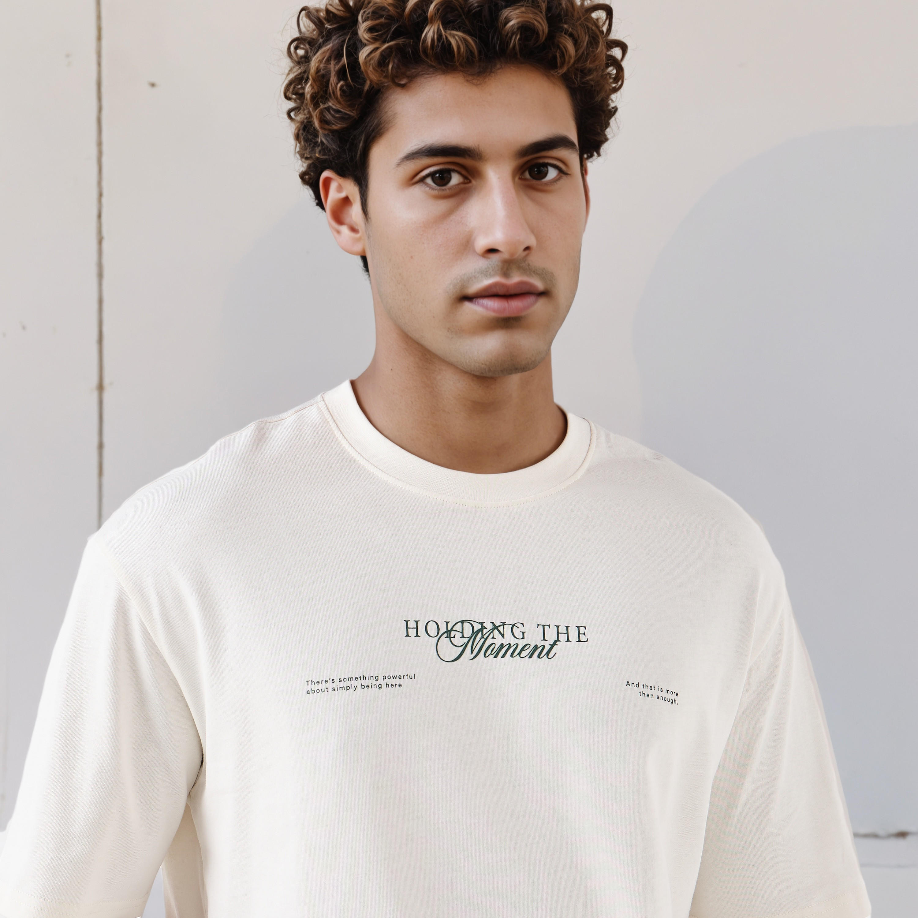 تيشيرت بقصّة عادية وياقة ضيقة وأكمام قصيرة وطبعات جرافيك للرجال-men-clothing-tshirtsandpolos-tshirts-image-4