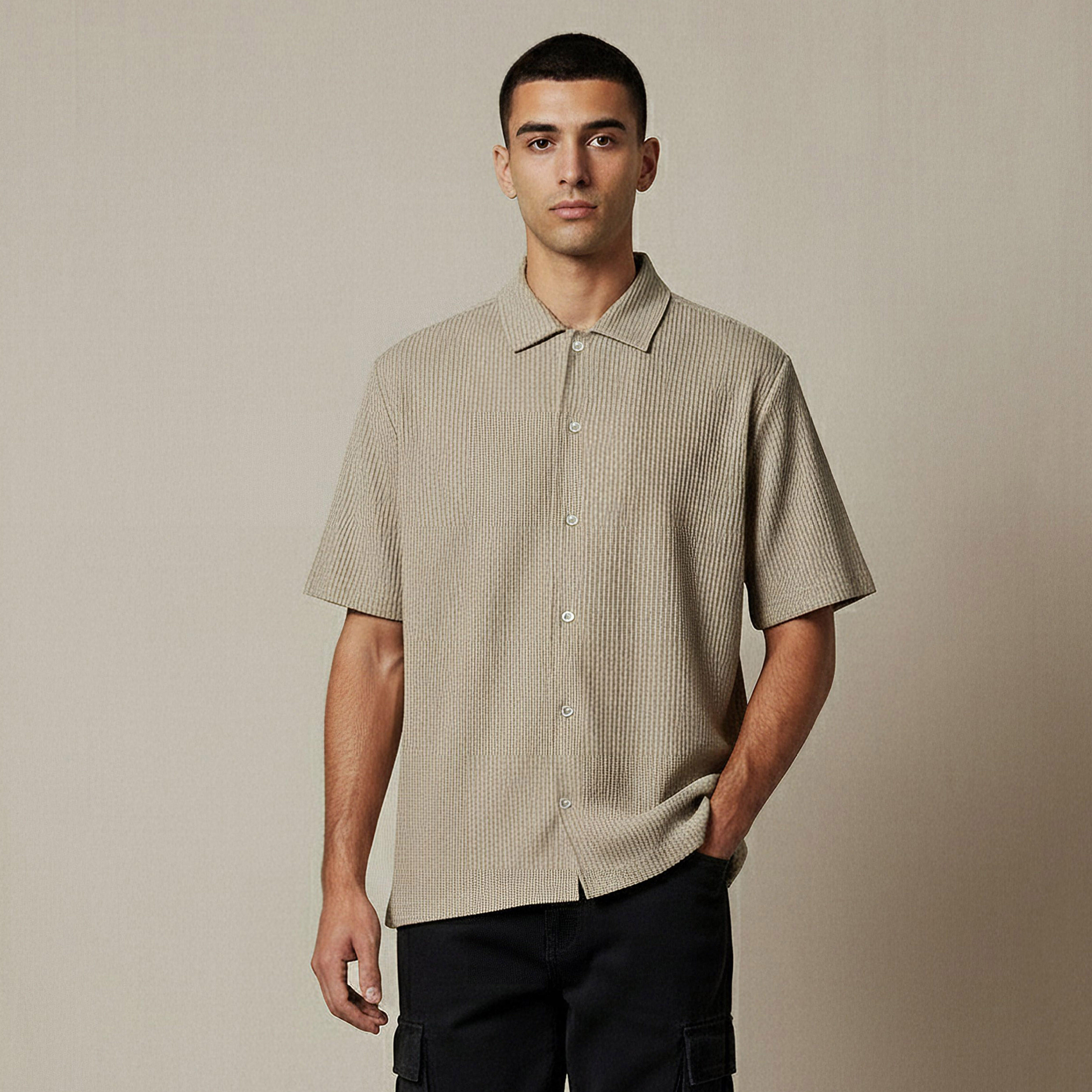 قميص رجالي بارز الملمس بقصة عادية وأكمام قصيرة وياقة ضيقة-men-clothing-tshirtsandpolos-tshirts-image-1