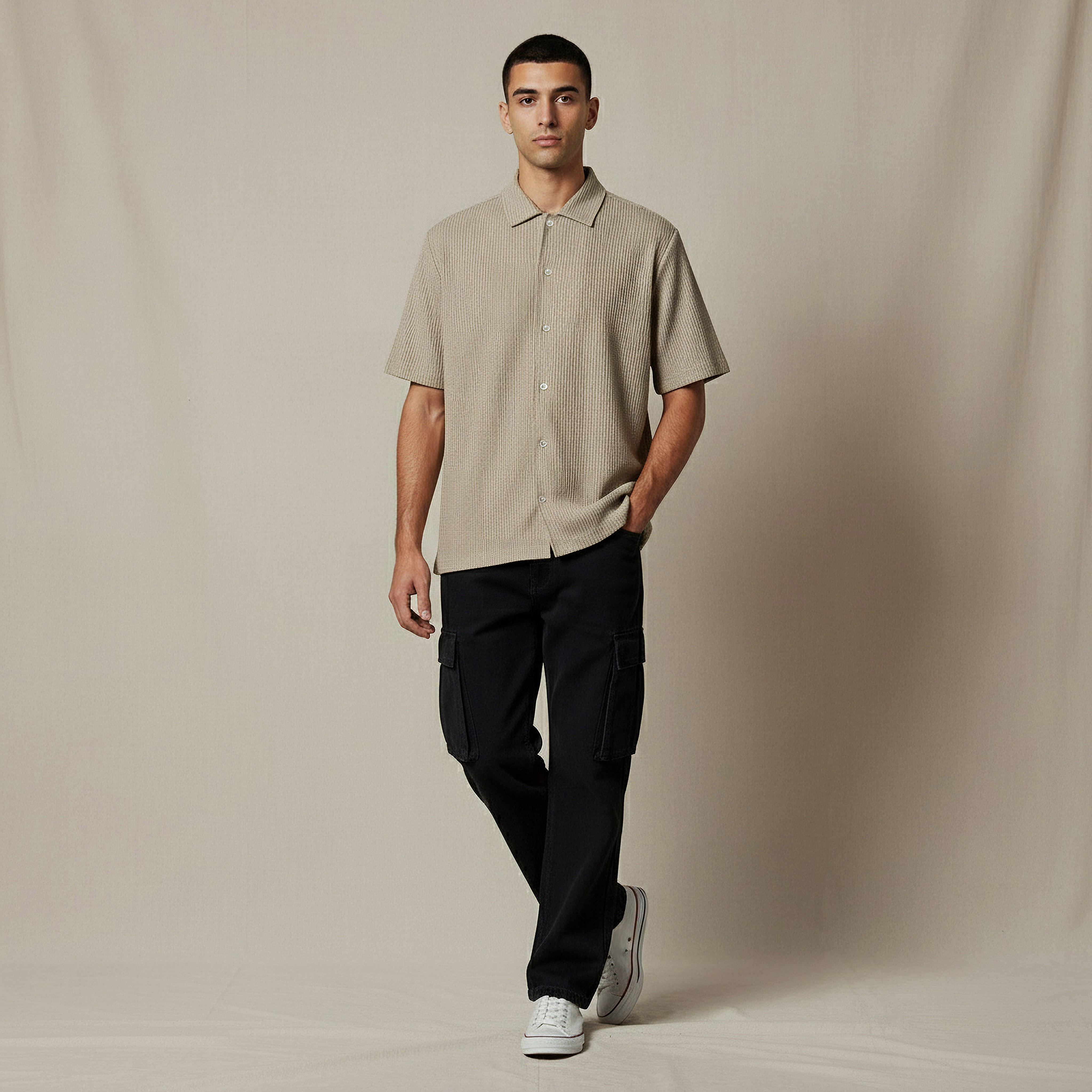 قميص رجالي بارز الملمس بقصة عادية وأكمام قصيرة وياقة ضيقة-men-clothing-tshirtsandpolos-tshirts-image-2