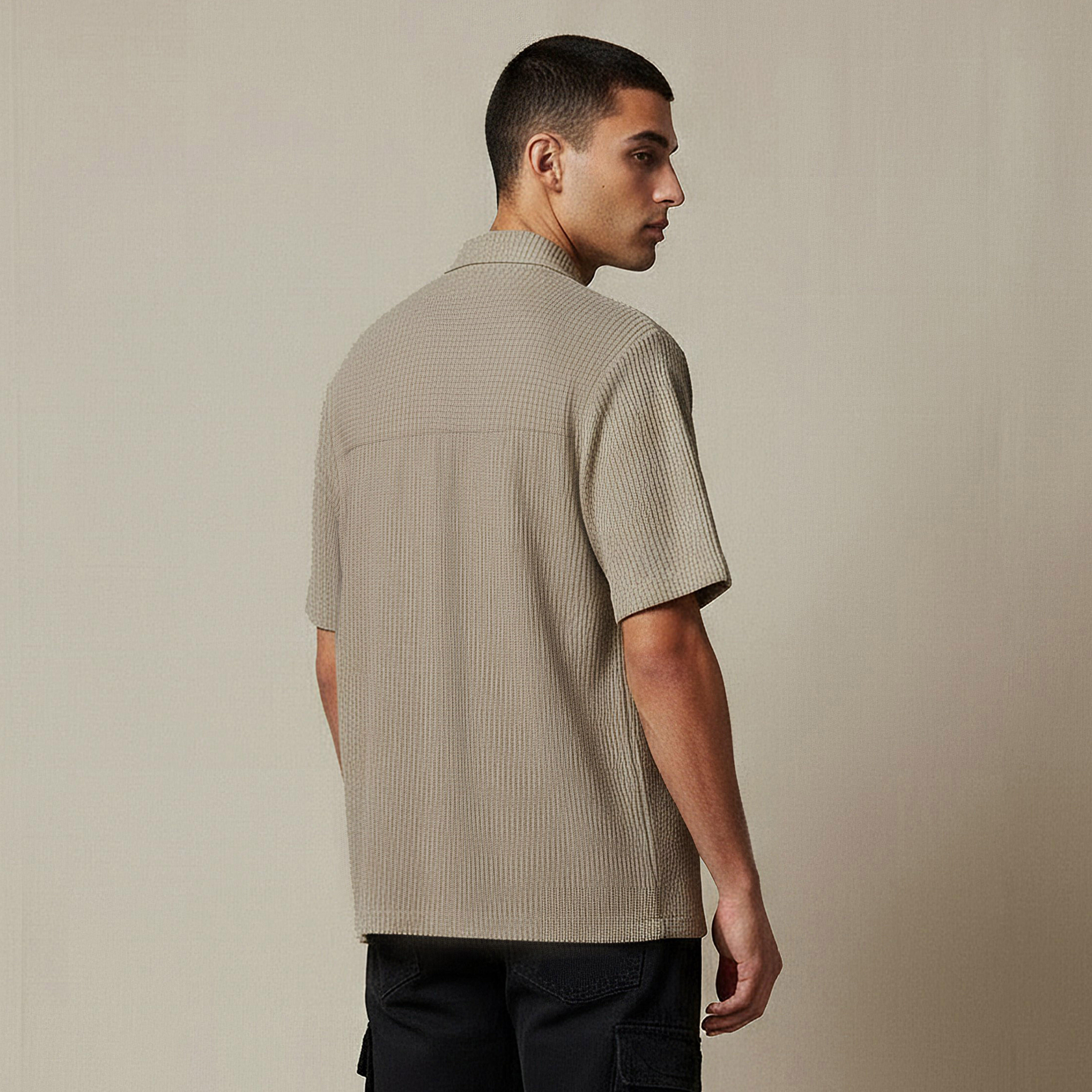 قميص رجالي بارز الملمس بقصة عادية وأكمام قصيرة وياقة ضيقة-men-clothing-tshirtsandpolos-tshirts-image-3