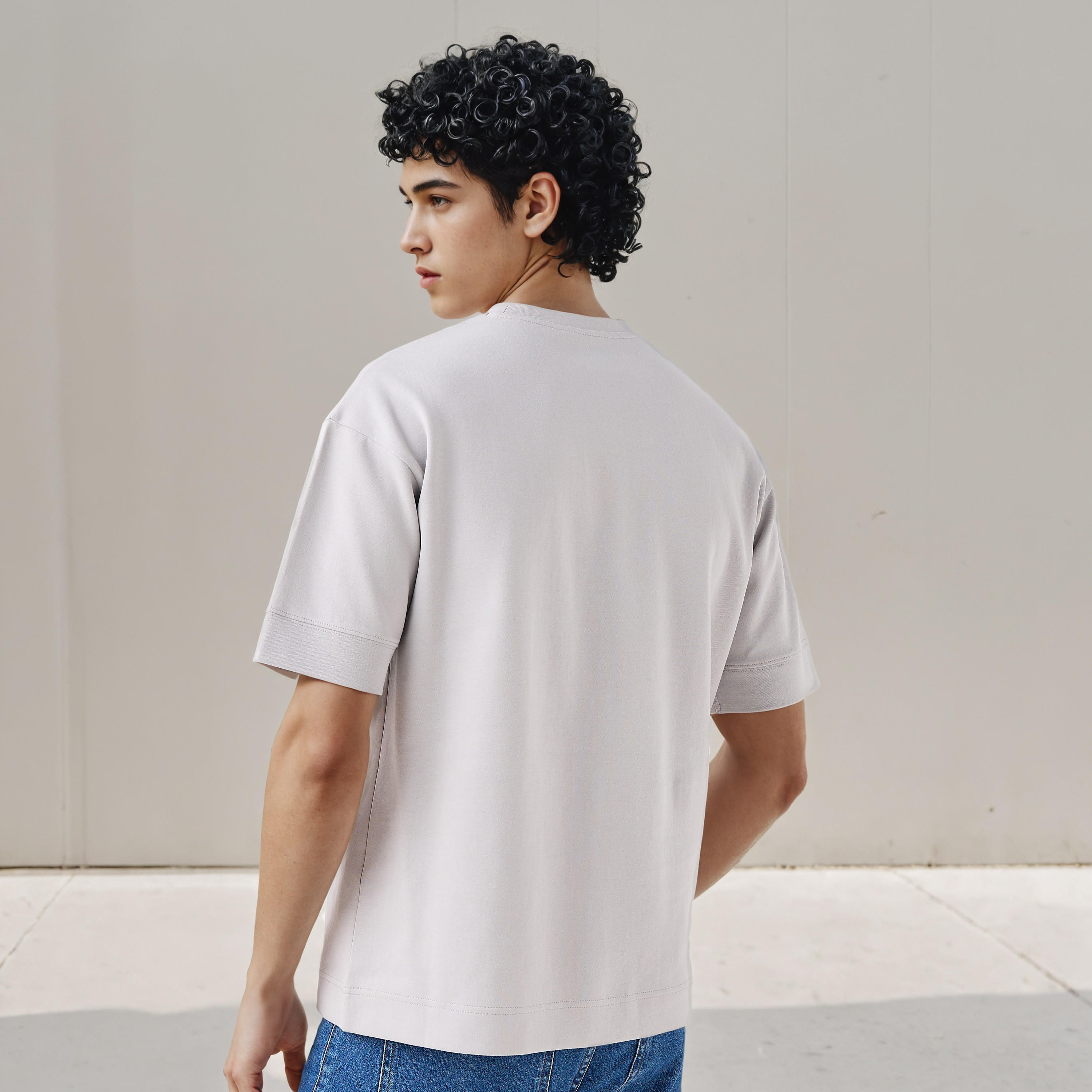 تيشيرت بوكسي رجالي بياقة ضيقة وأكمام قصيرة-men-clothing-tshirtsandpolos-tshirts-image-3