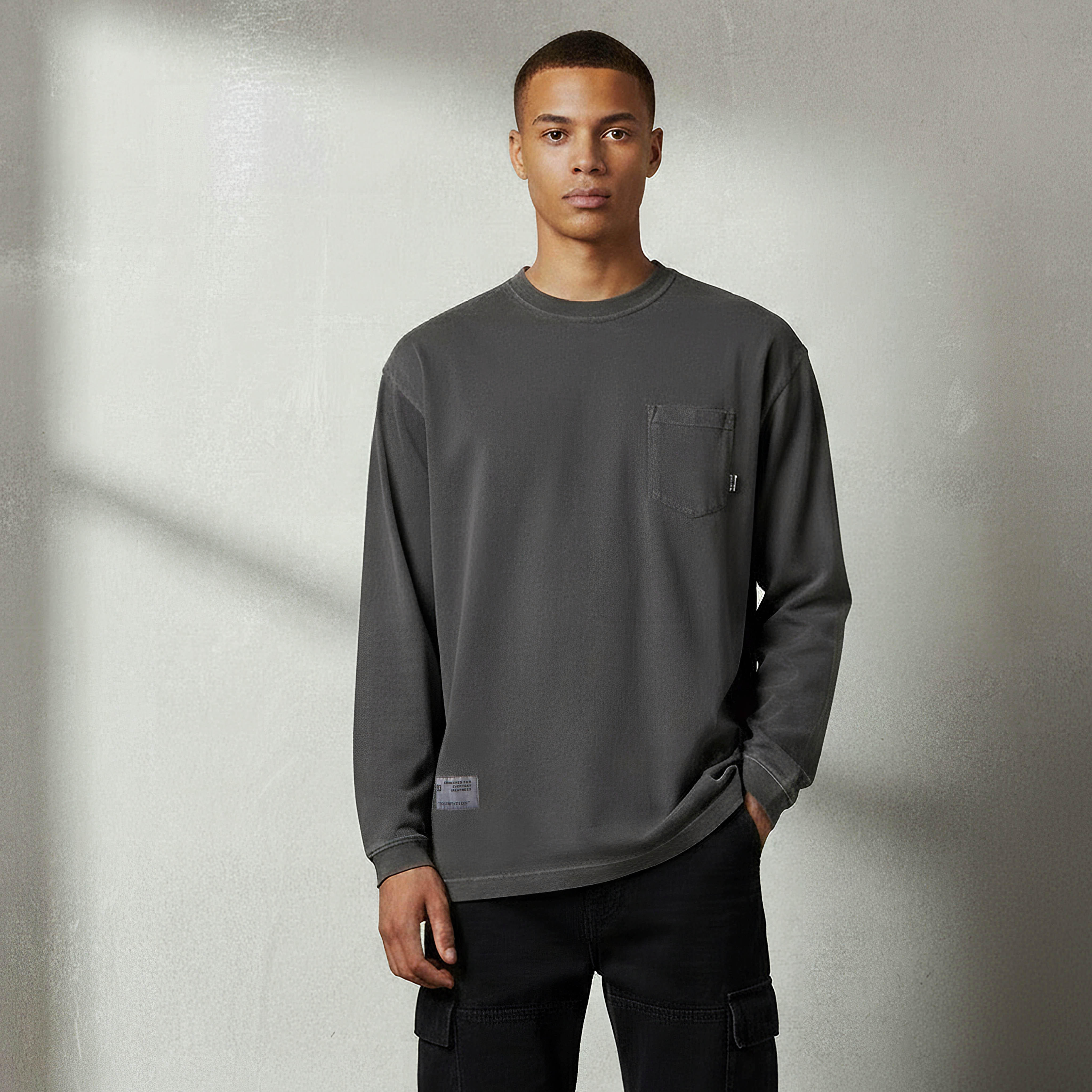 تيشيرت بقصة عادية وأكمام طويلة وياقة ضيقة وجيب على الصدر للرجال-men-clothing-tshirtsandpolos-tshirts-image-2