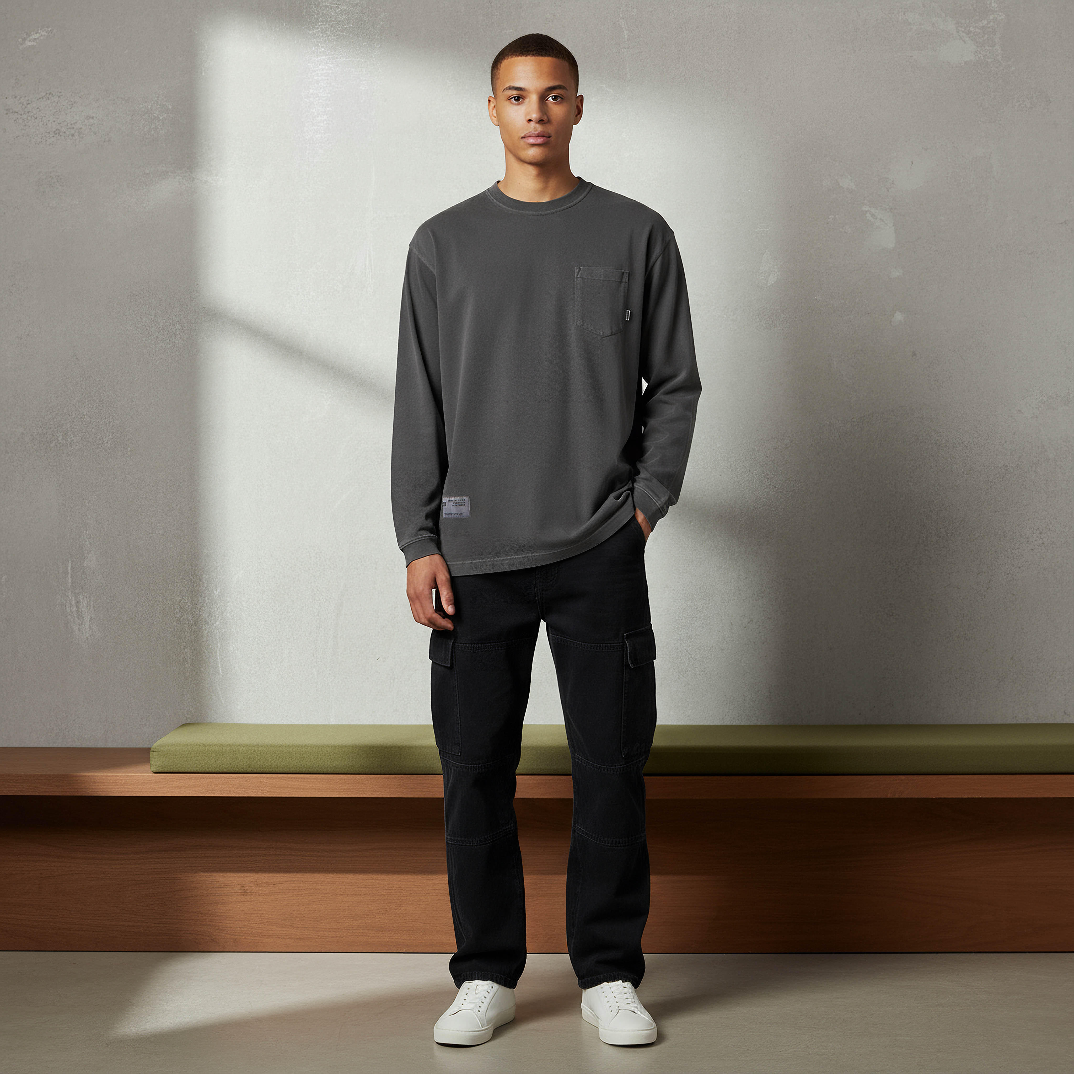 تيشيرت بقصة عادية وأكمام طويلة وياقة ضيقة وجيب على الصدر للرجال-men-clothing-tshirtsandpolos-tshirts-image-3
