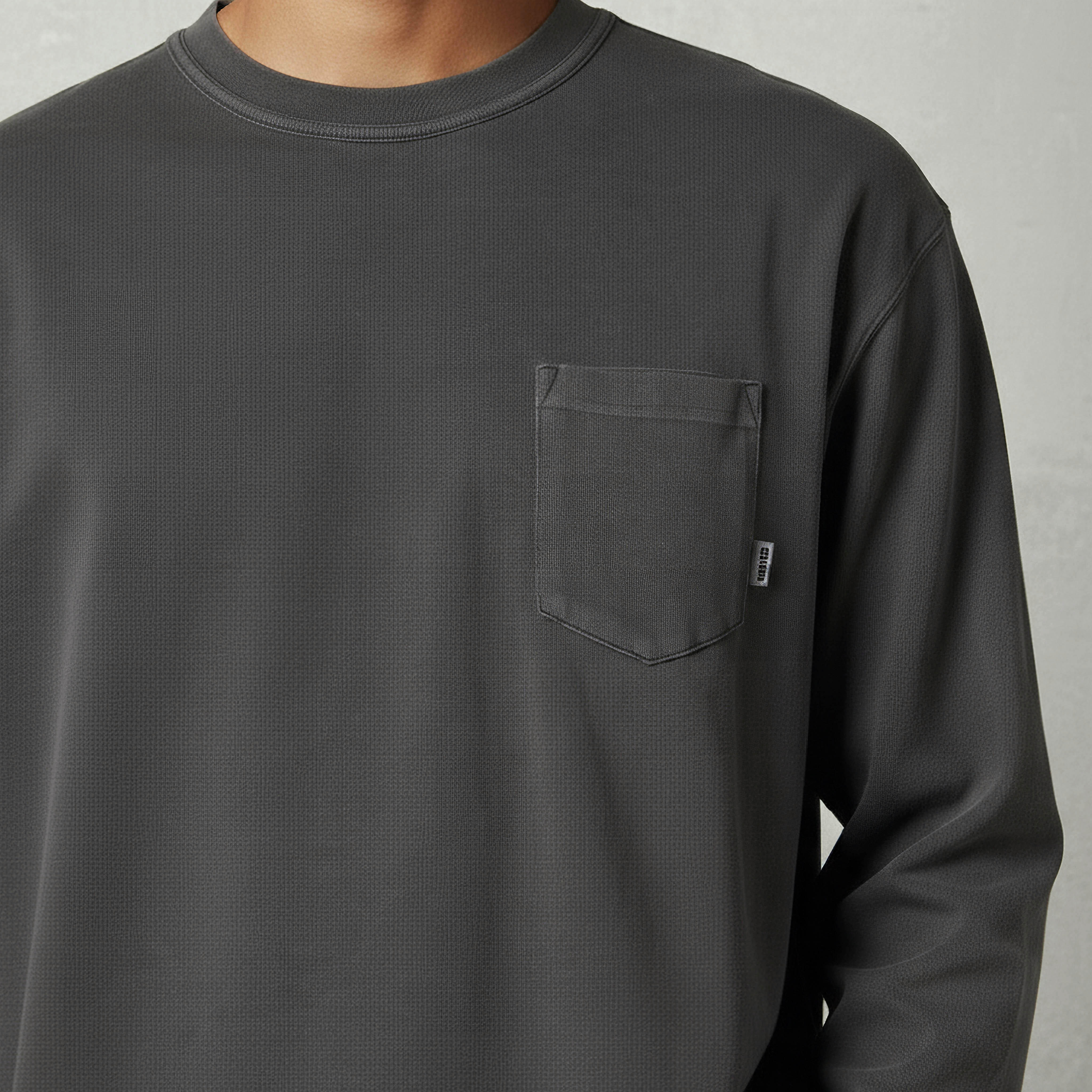 تيشيرت بقصة عادية وأكمام طويلة وياقة ضيقة وجيب على الصدر للرجال-men-clothing-tshirtsandpolos-tshirts-image-5