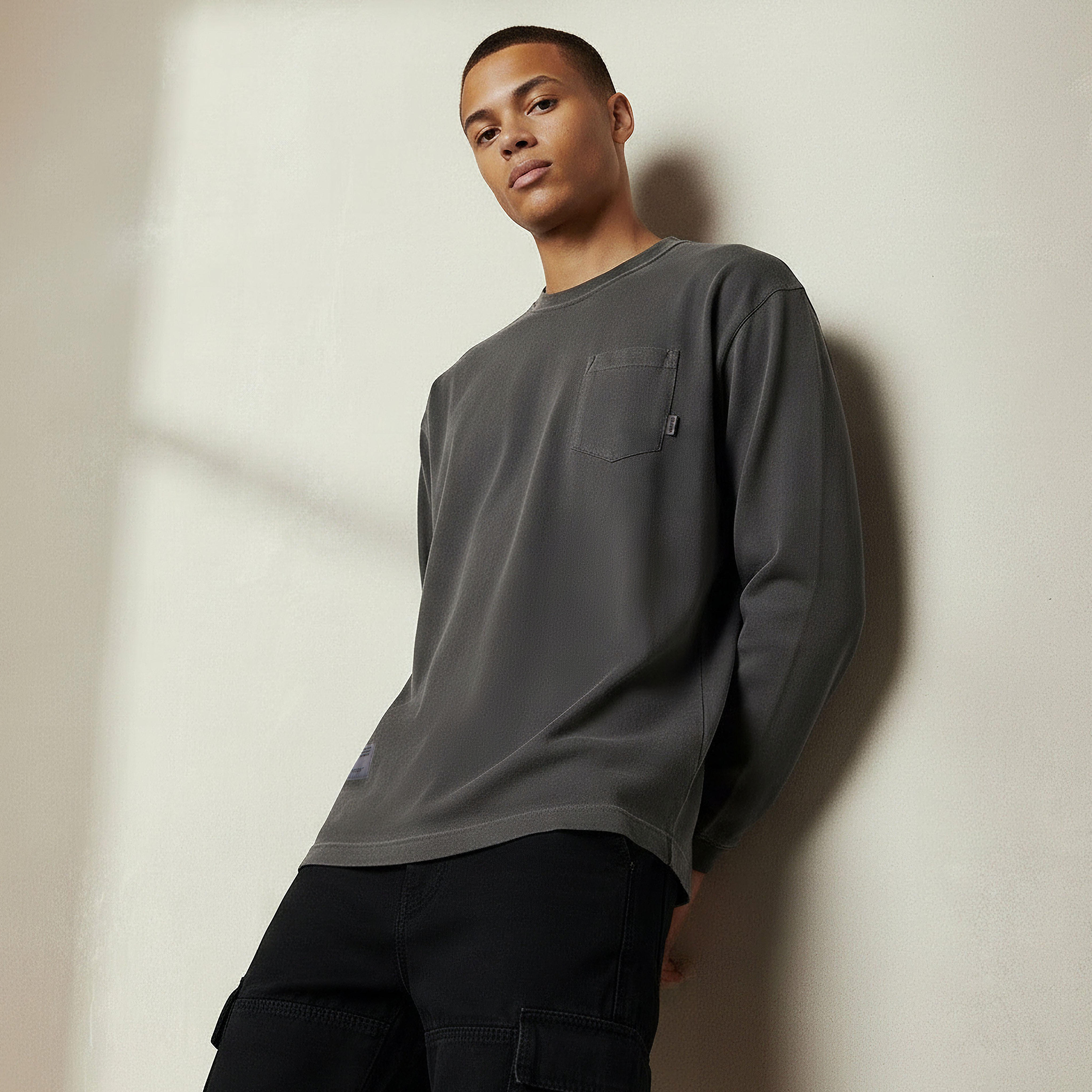 تيشيرت بقصة عادية وأكمام طويلة وياقة ضيقة وجيب على الصدر للرجال-men-clothing-tshirtsandpolos-tshirts-image-1