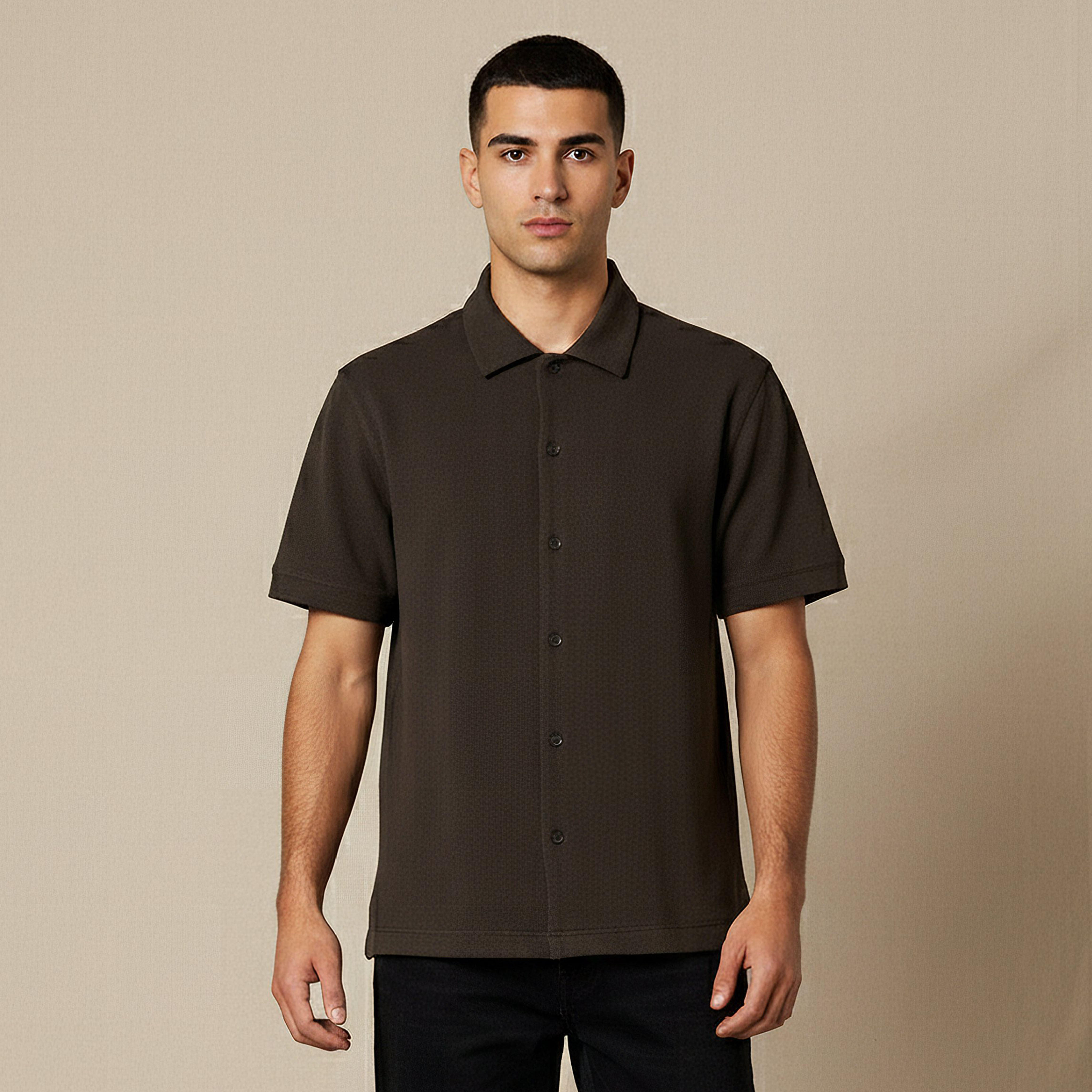 قميص بقصّة عادية وياقة عادية وأكمام قصيرة ونسيج وافل بارز الملمس للرجال-men-clothing-shirts-image-1