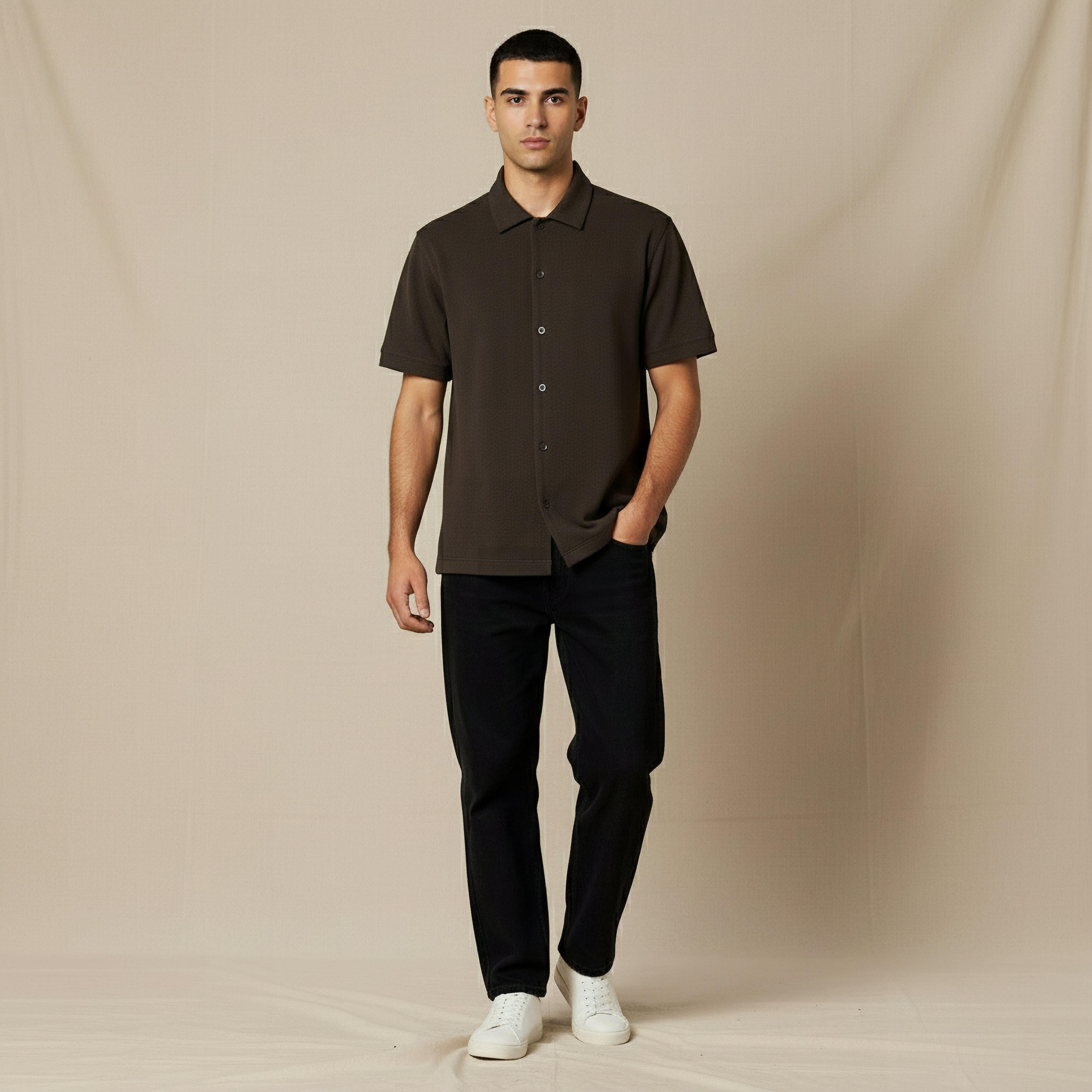 قميص بقصّة عادية وياقة عادية وأكمام قصيرة ونسيج وافل بارز الملمس للرجال-men-clothing-shirts-image-2