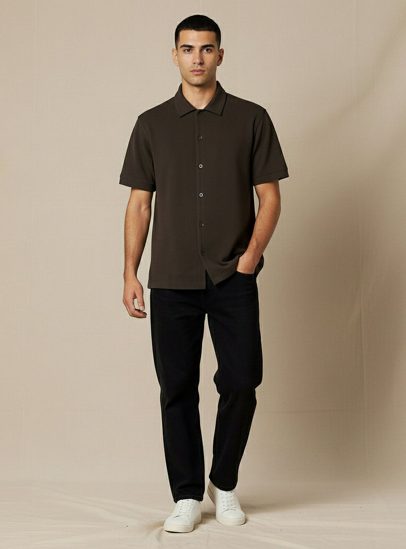 قميص بقصّة عادية وياقة عادية وأكمام قصيرة ونسيج وافل بارز الملمس للرجال-men-clothing-shirts-image-2