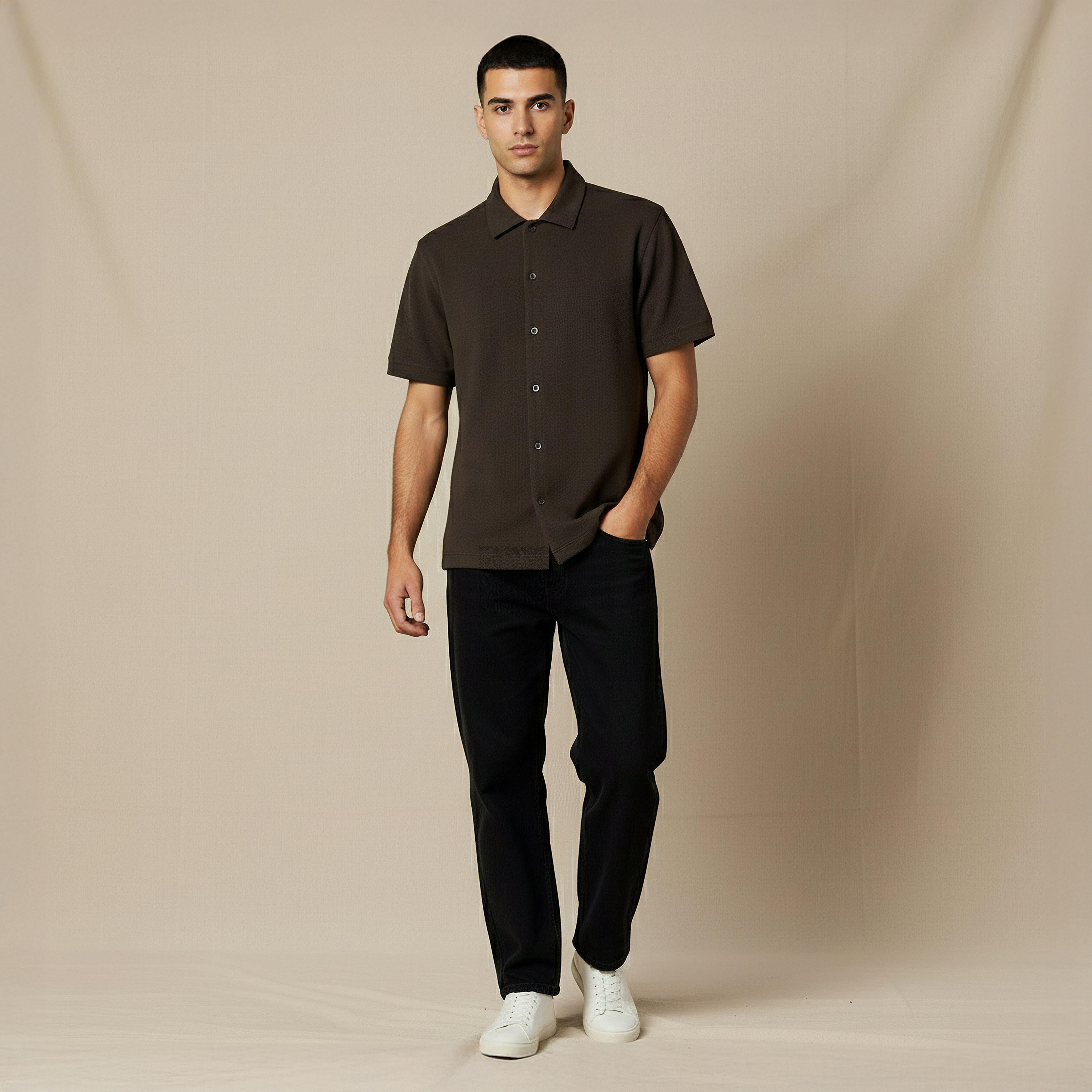 قميص بقصّة عادية وياقة عادية وأكمام قصيرة ونسيج وافل بارز الملمس للرجال-men-clothing-shirts-image-5