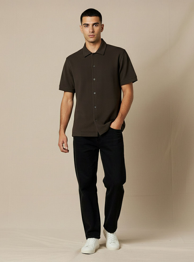 قميص بقصّة عادية وياقة عادية وأكمام قصيرة ونسيج وافل بارز الملمس للرجال-men-clothing-shirts-image-5