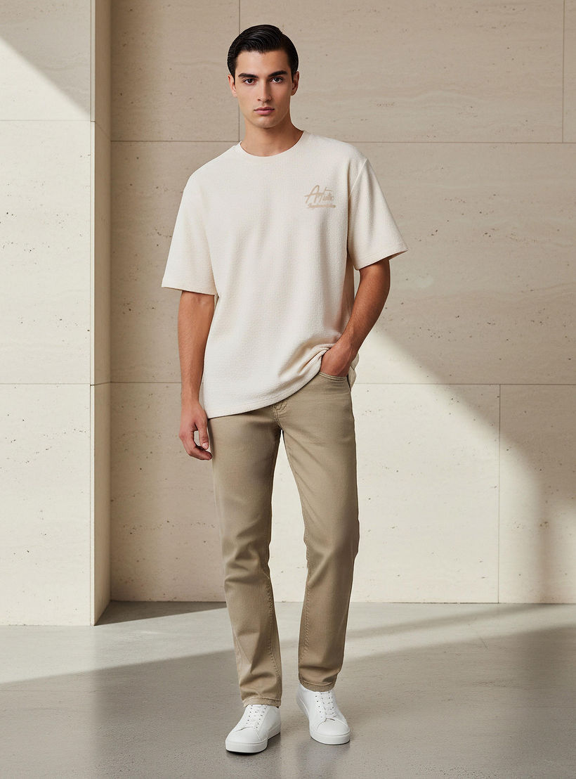 تيشيرت بقصّة عادية وياقة ضيقة وأكمام قصيرة وطبعات للرجال-men-clothing-tshirtsandpolos-tshirts-image-2