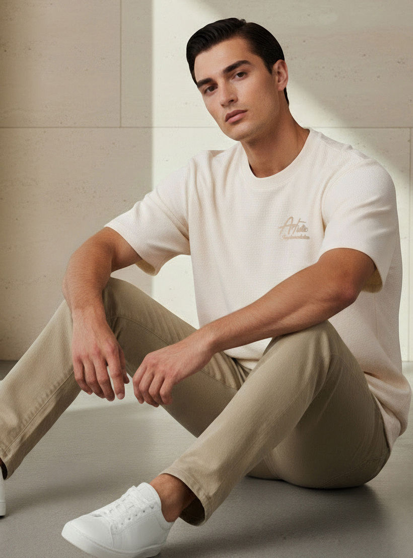 تيشيرت بقصّة عادية وياقة ضيقة وأكمام قصيرة وطبعات للرجال-men-clothing-tshirtsandpolos-tshirts-image-5