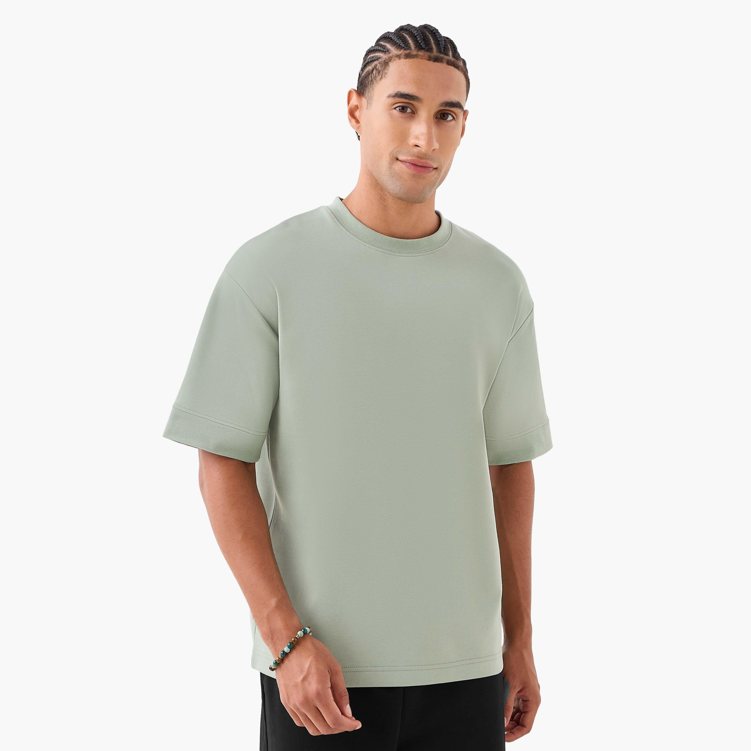 تيشيرت رجالي بقصة مريحة وياقة ضيقة ورقعة وأكمام قصيرة-men-clothing-tshirtsandpolos-tshirts-image-3