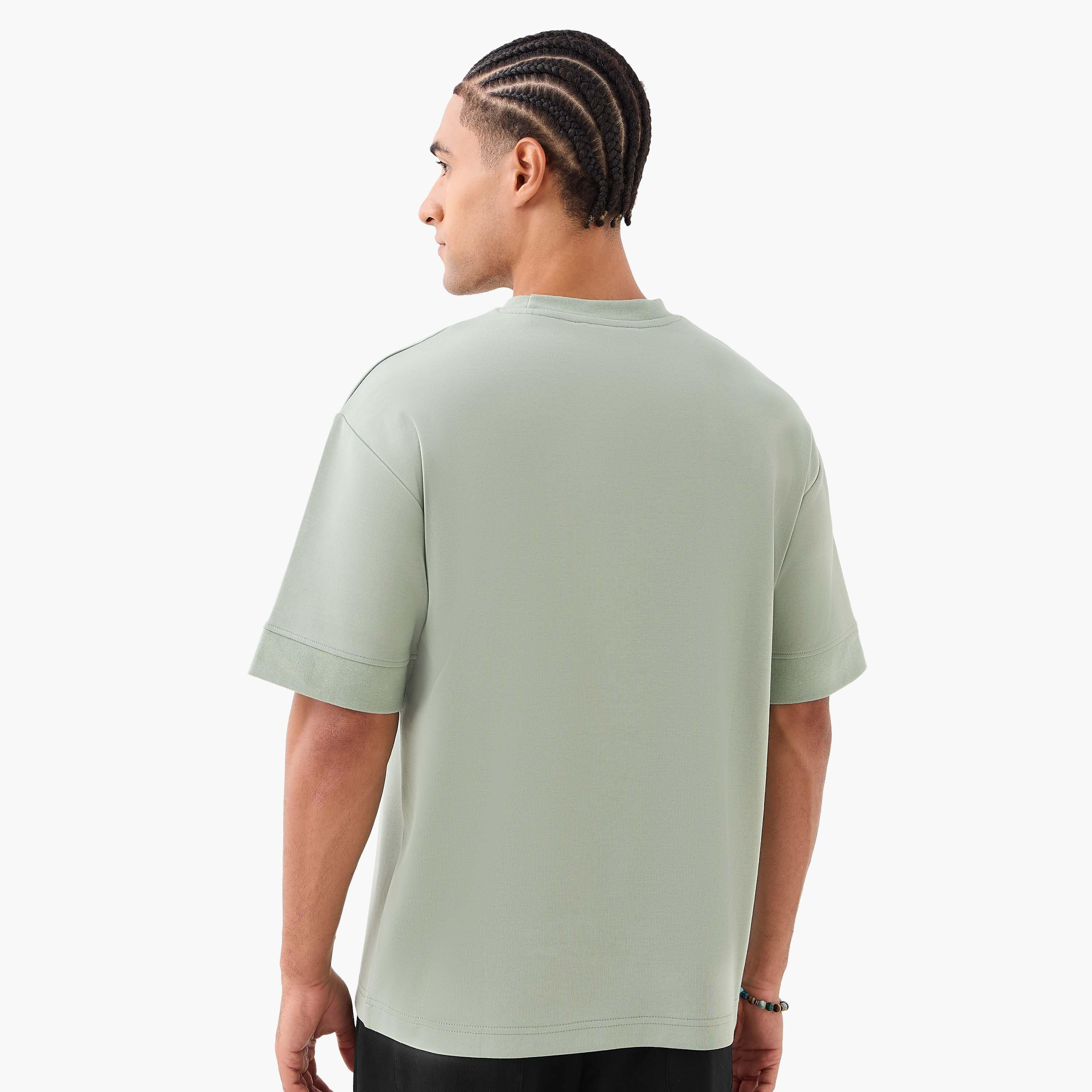 تيشيرت رجالي بقصة مريحة وياقة ضيقة ورقعة وأكمام قصيرة-men-clothing-tshirtsandpolos-tshirts-image-5
