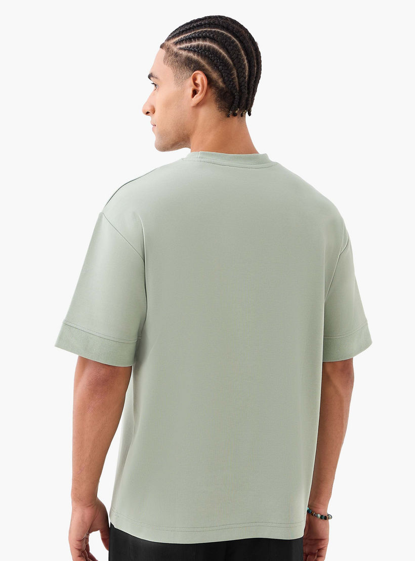 تيشيرت رجالي بقصة مريحة وياقة ضيقة ورقعة وأكمام قصيرة-men-clothing-tshirtsandpolos-tshirts-image-5
