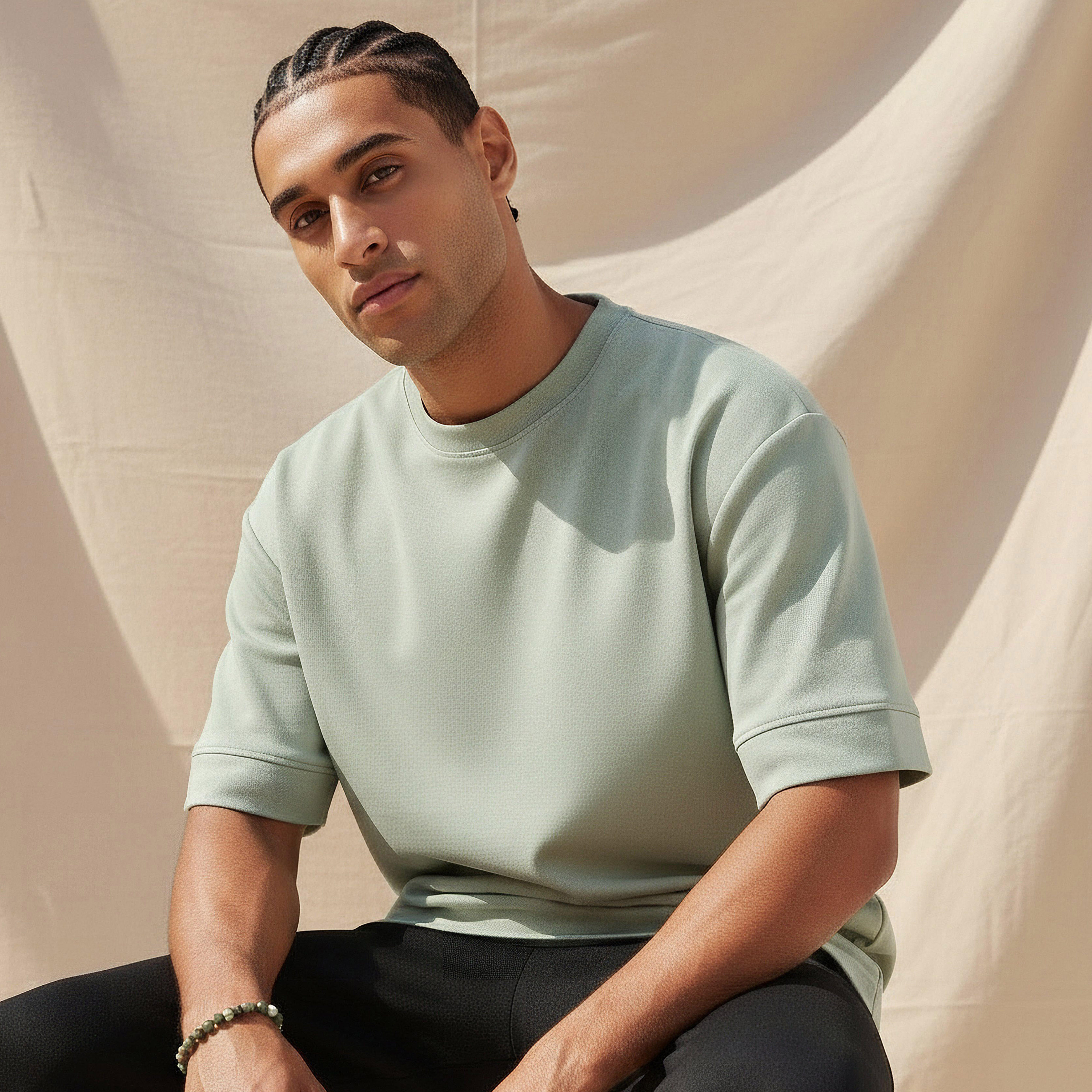 تيشيرت رجالي بقصة مريحة وياقة ضيقة ورقعة وأكمام قصيرة-men-clothing-tshirtsandpolos-tshirts-image-1