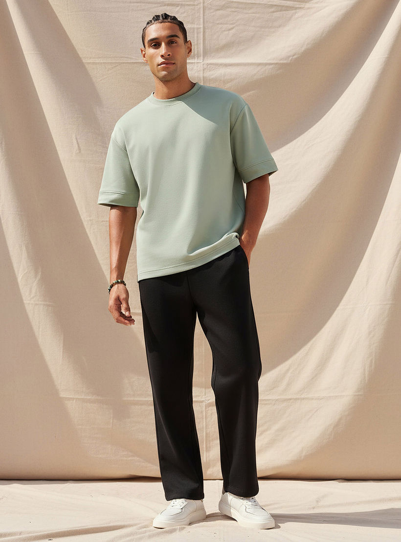 تيشيرت رجالي بقصة مريحة وياقة ضيقة ورقعة وأكمام قصيرة-men-clothing-tshirtsandpolos-tshirts-image-2
