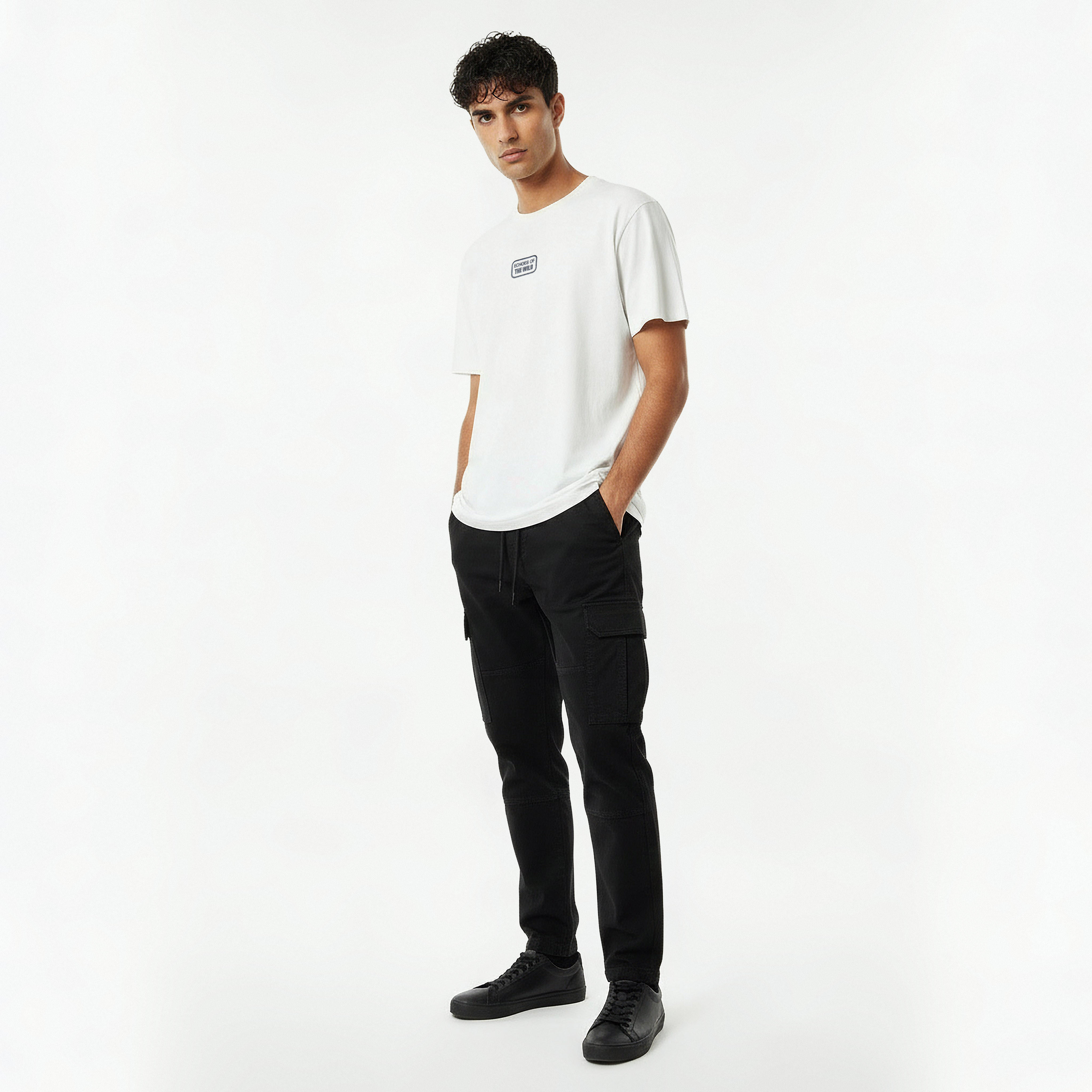 تيشيرت بقصة عادية وياقة ضيقة وأكمام قصيرة وزينة للرجال-men-clothing-tshirtsandpolos-tshirts-image-3