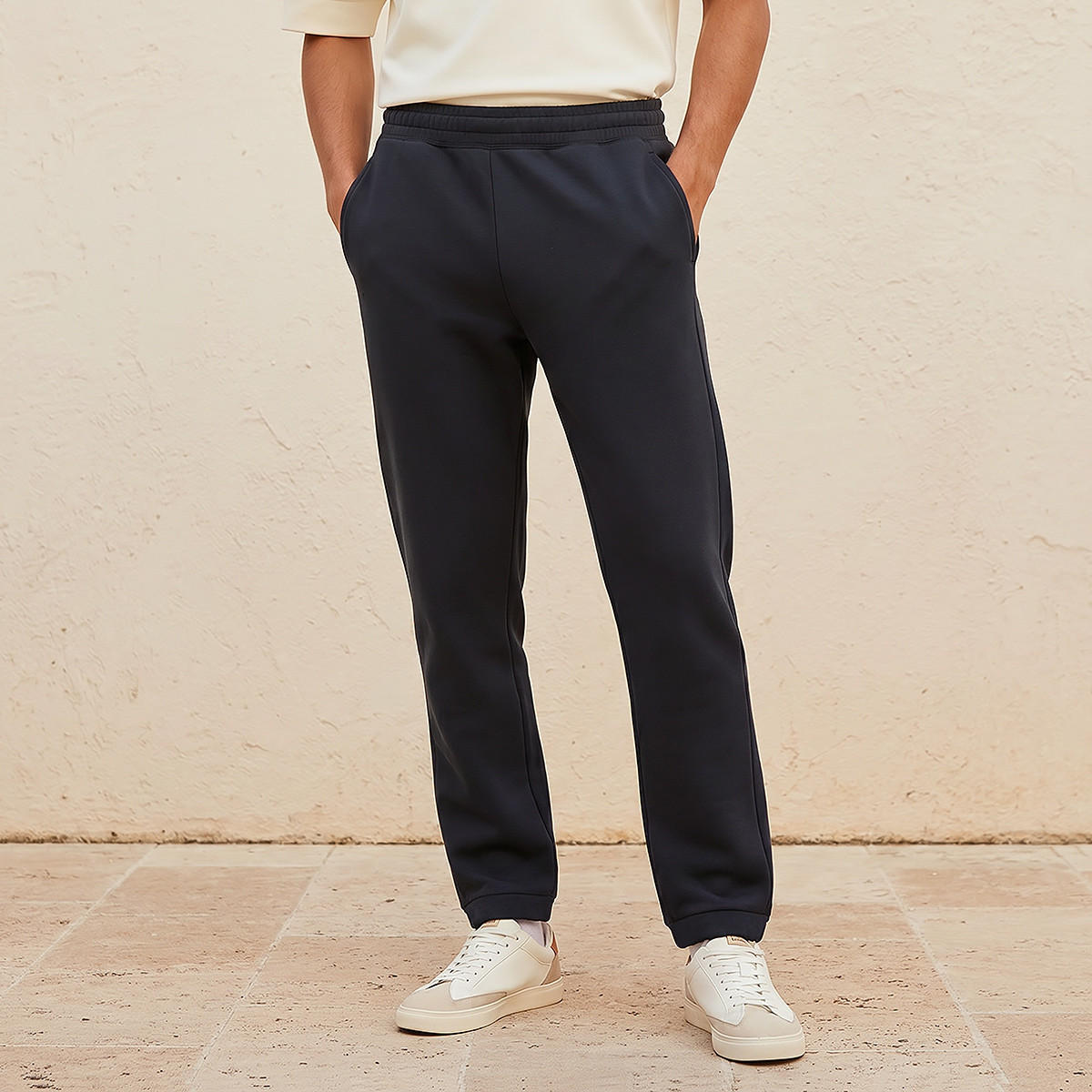 بنطلون رياضي إنترلوك بقصة مريحة وحافة مفتوحة من سبلاش يوث-men-clothing-bottoms-joggers-image-1