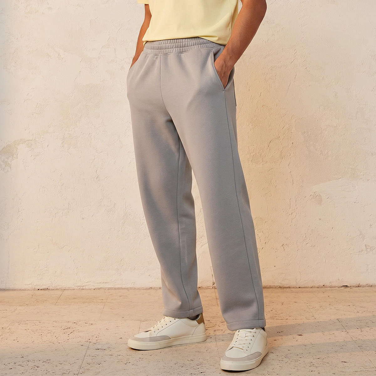 بنطلون رياضي إنترلوك بقصة مريحة وحافة مفتوحة من سبلاش يوث-men-clothing-bottoms-joggers-image-1