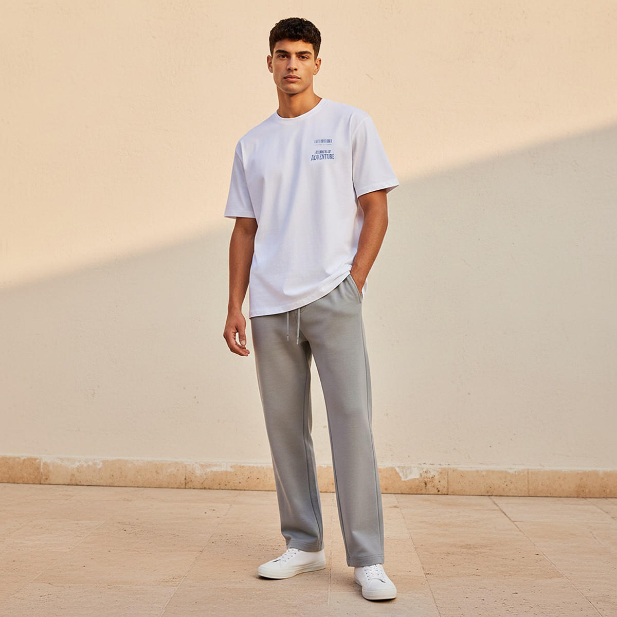 تيشيرت بقصة عادية وياقة ضيقة وأكمام قصيرة وطبعات للرجال-men-clothing-tshirtsandpolos-tshirts-image-3